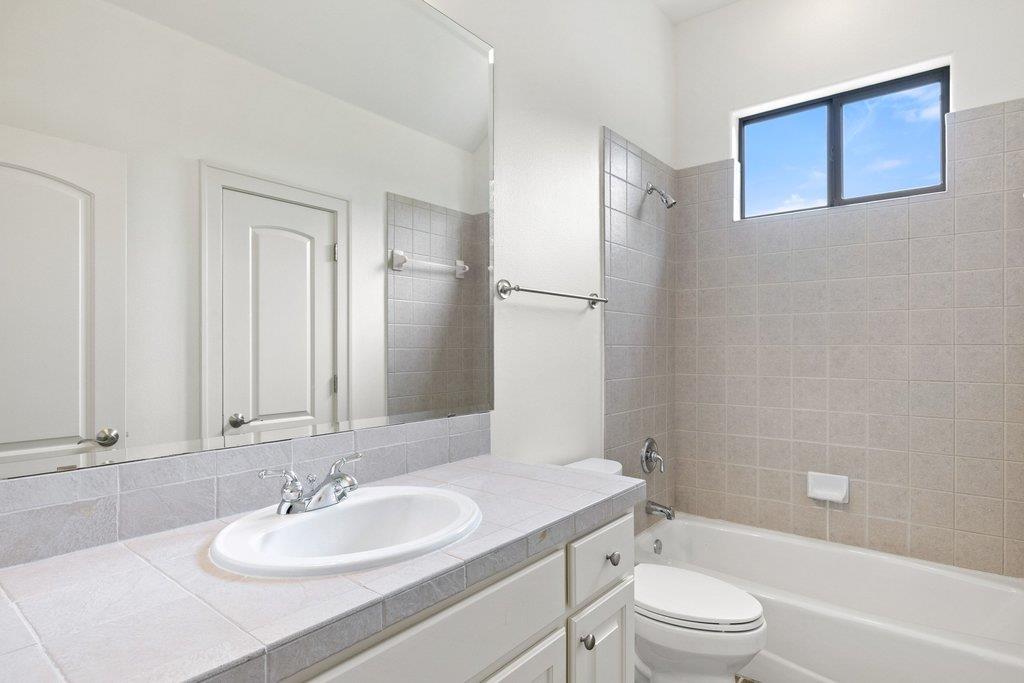 2 Dovedale Cv, The Hills, TX 78738