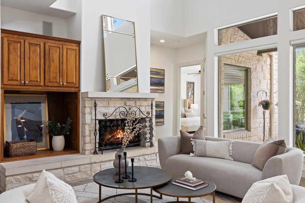 2 Dovedale Cv, The Hills, TX 78738