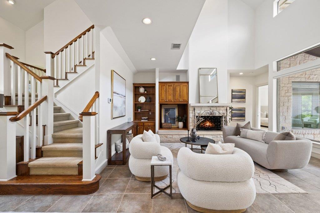 2 Dovedale Cv, The Hills, TX 78738