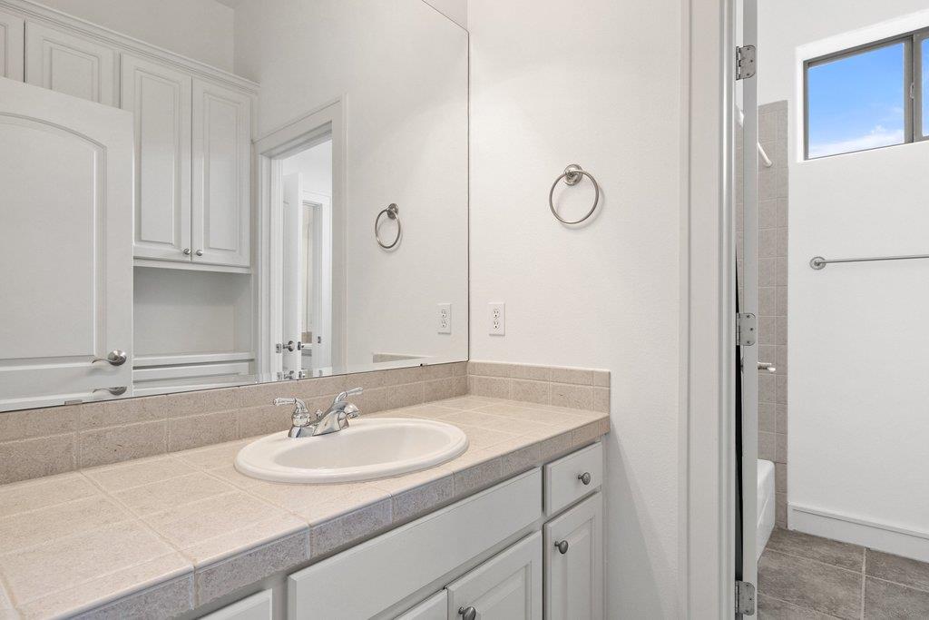 2 Dovedale Cv, The Hills, TX 78738