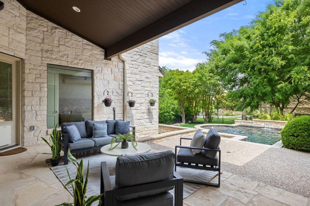 2 Dovedale Cv, The Hills, TX 78738