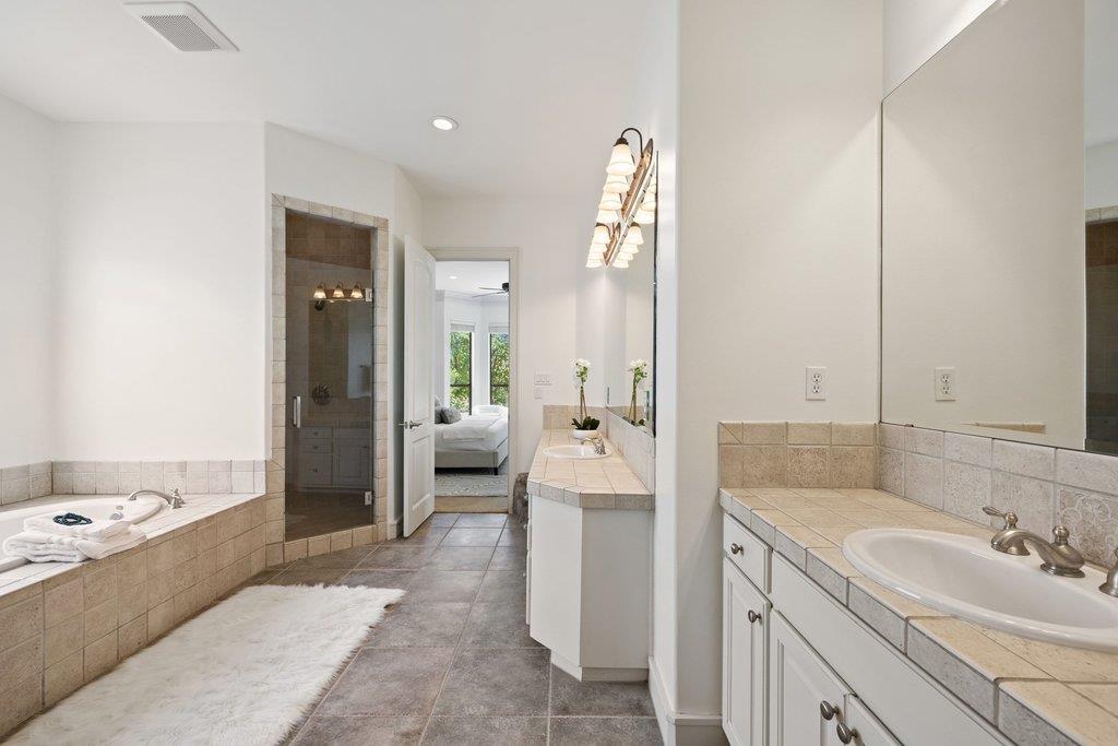 2 Dovedale Cv, The Hills, TX 78738