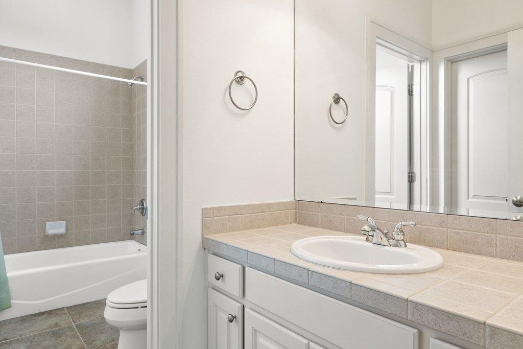 2 Dovedale Cv, The Hills, TX 78738