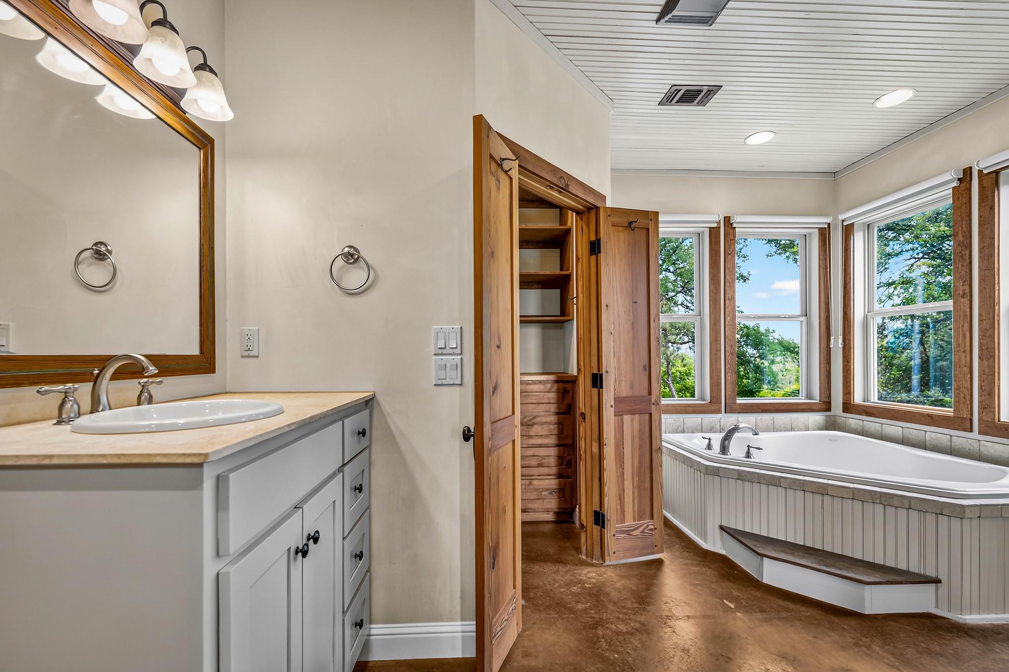 810 Clear Creek Ln, Fredericksburg, TX 78624