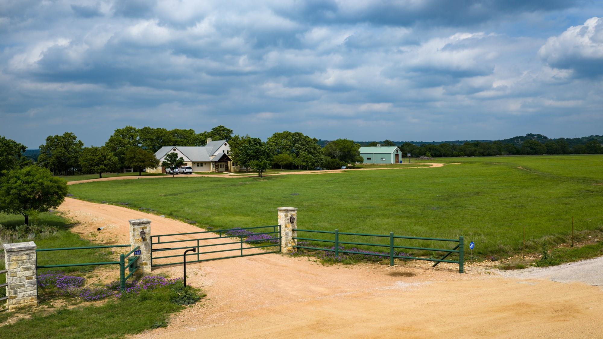 810 Clear Creek Ln, Fredericksburg, TX 78624