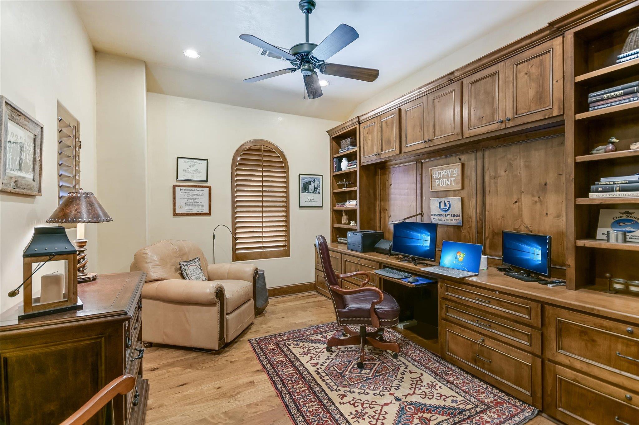 120 Applehead Island Dr, Horseshoe Bay, TX 78657