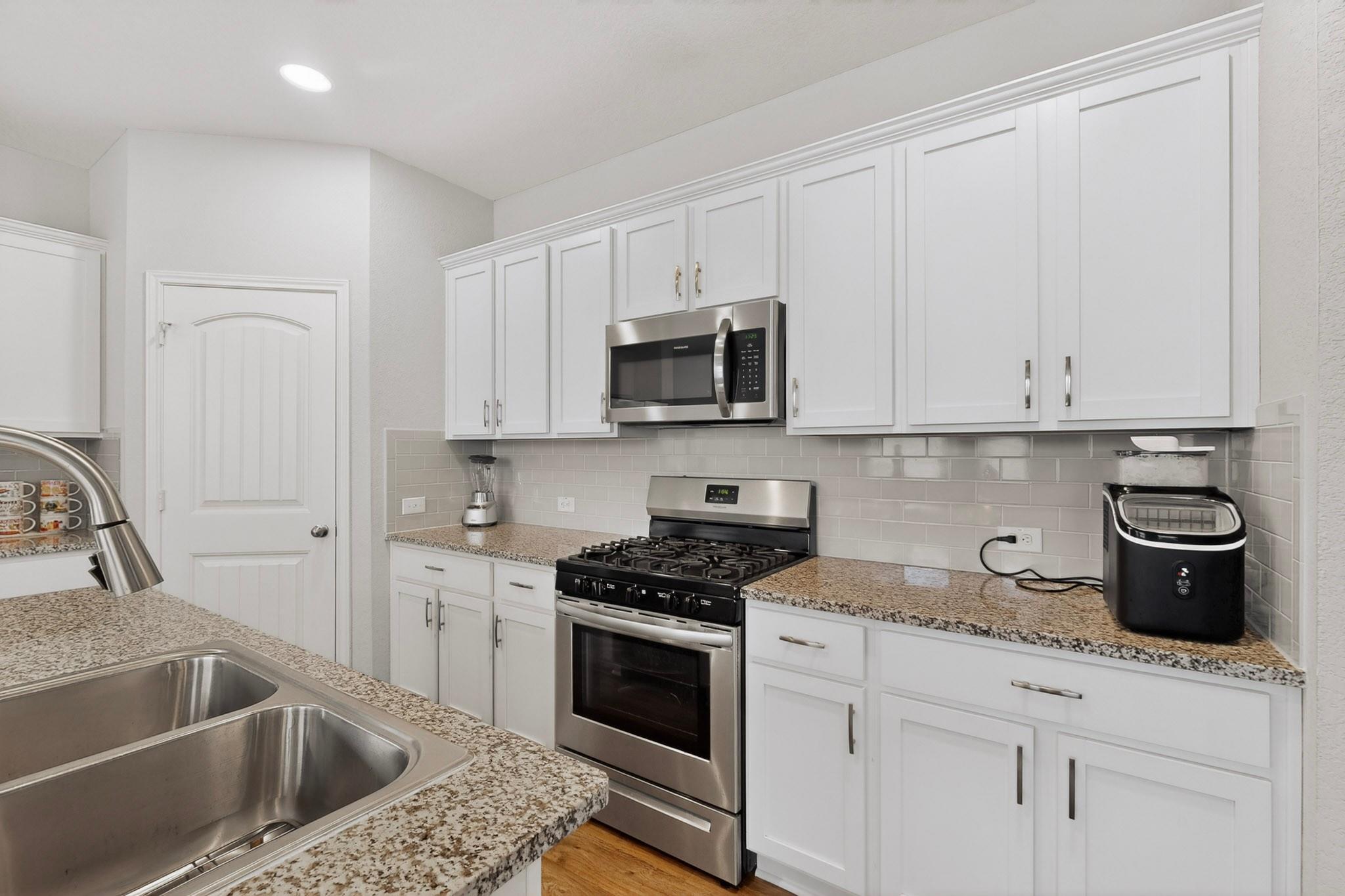 119 Stellamar Dr, Hutto, TX 78634
