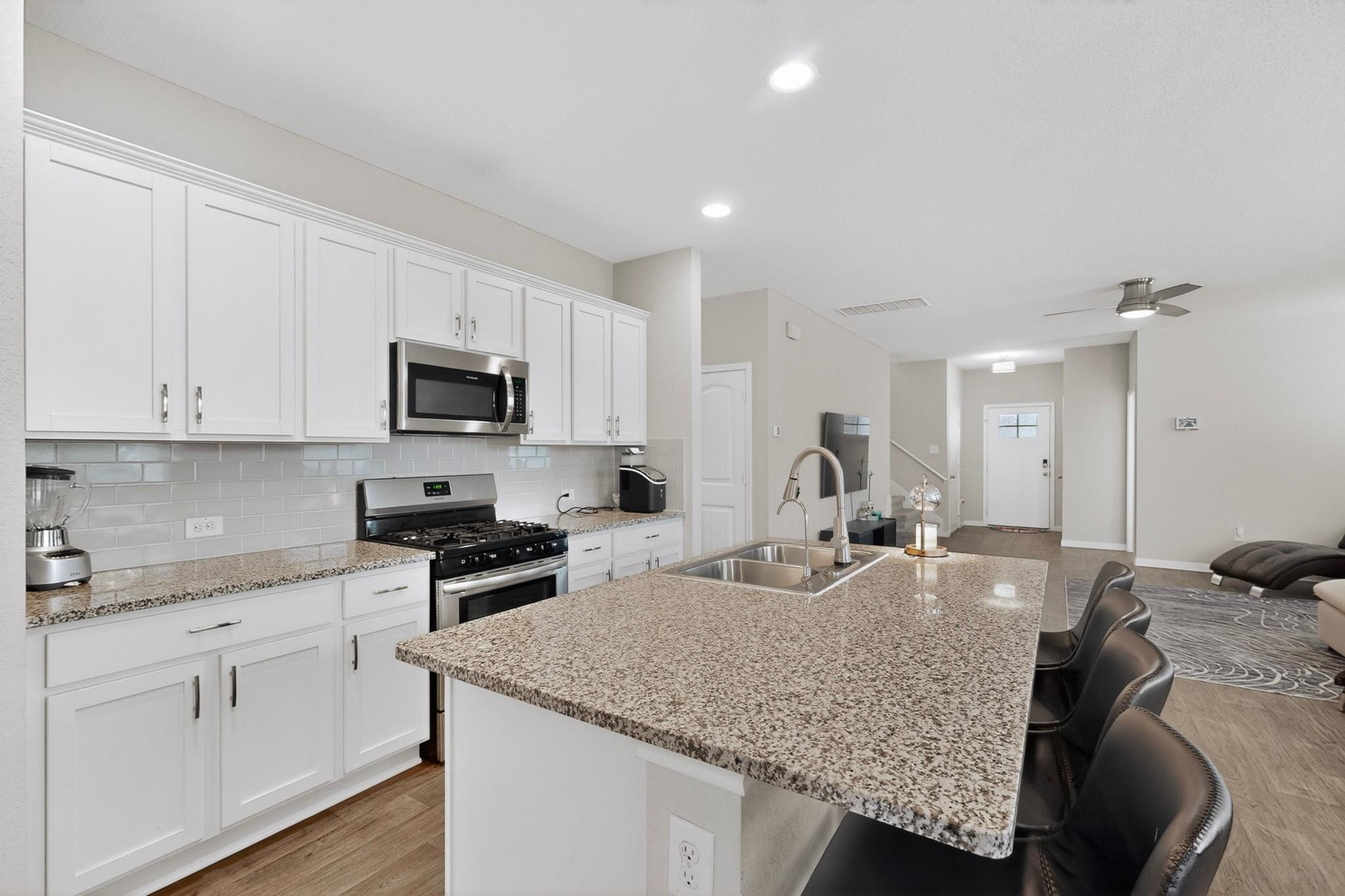 119 Stellamar Dr, Hutto, TX 78634