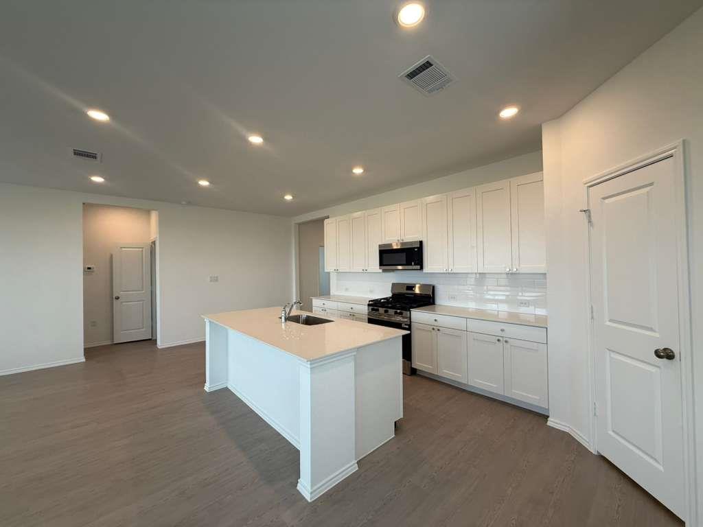 114 Brabham Loop, Hutto, TX 78634