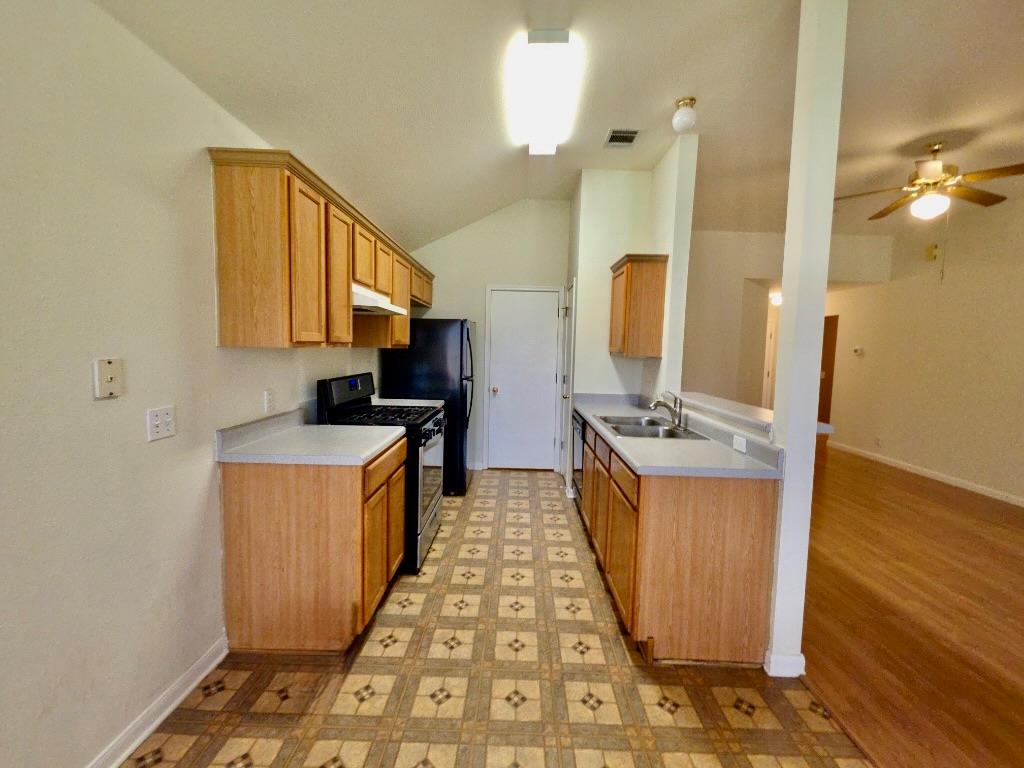 110 Meadowside Dr, Hutto, TX 78634