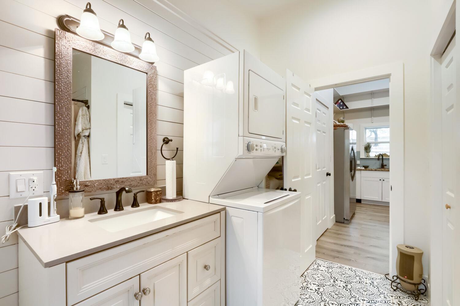 10213 Thomas Ln, Dripping Springs, TX 78620