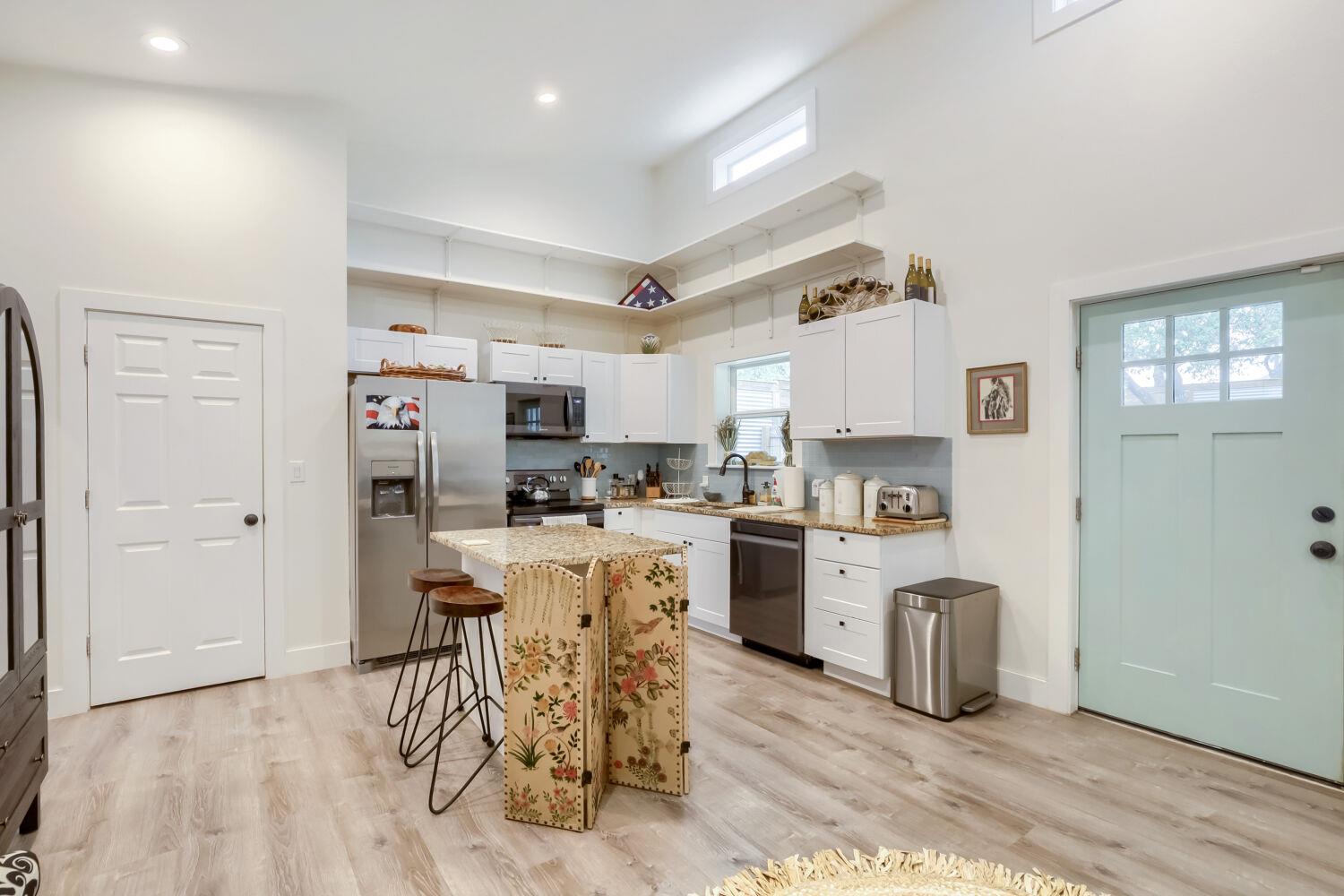 10213 Thomas Ln, Dripping Springs, TX 78620