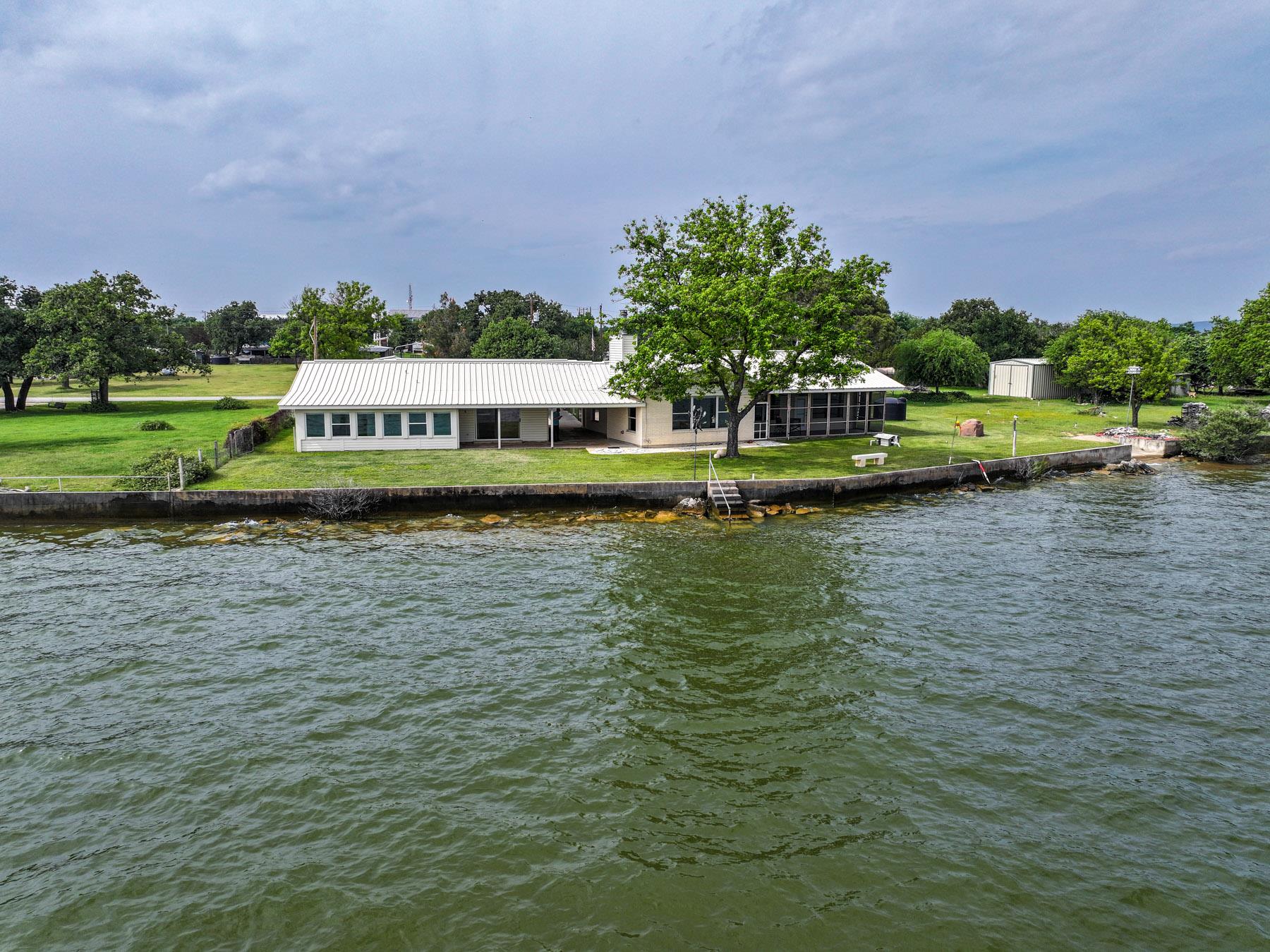 736 W Lakecrest Dr, Bluffton, TX 78607