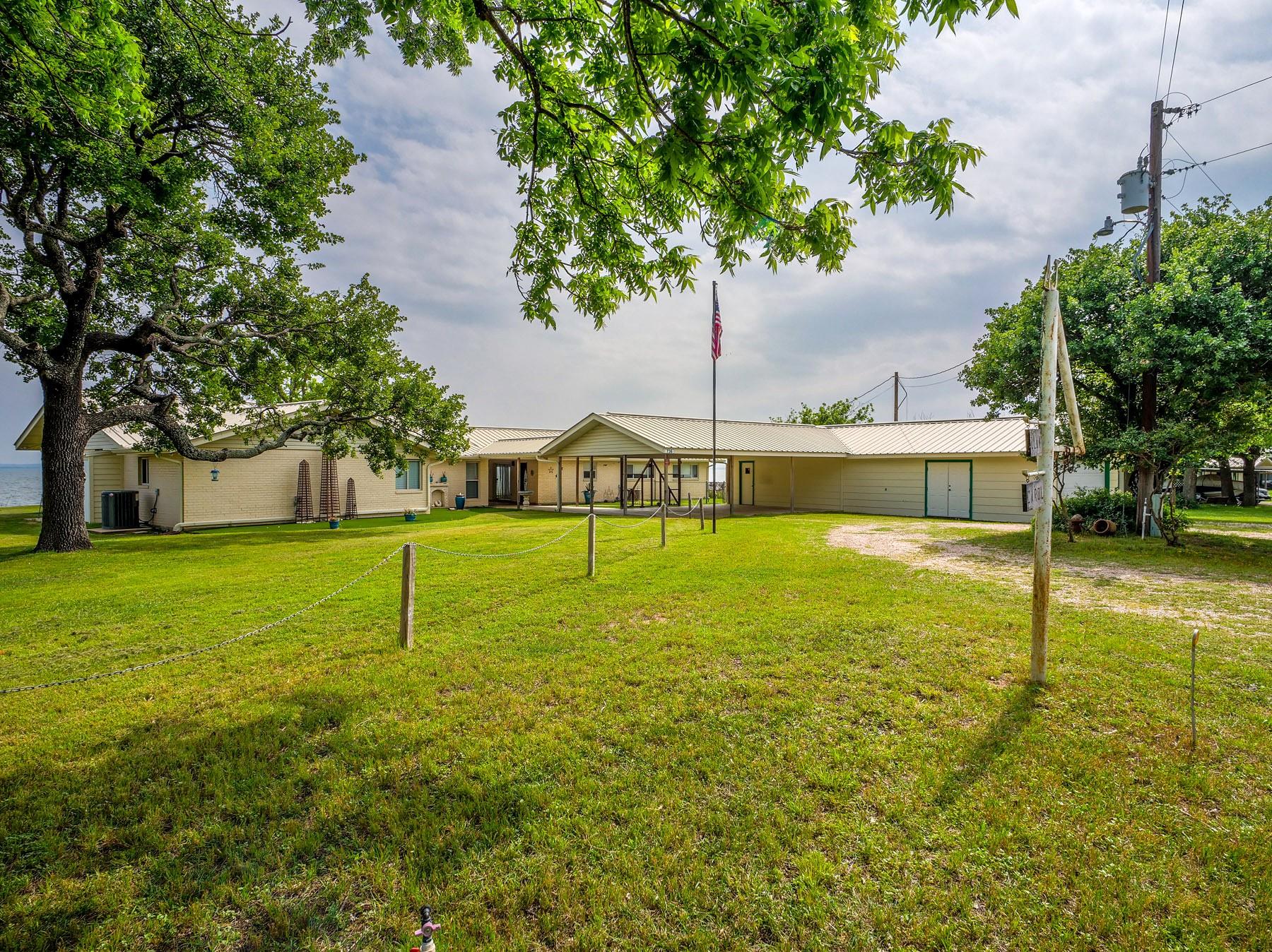736 W Lakecrest Dr, Bluffton, TX 78607