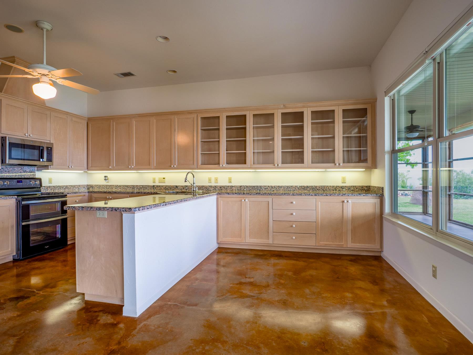 736 W Lakecrest Dr, Bluffton, TX 78607