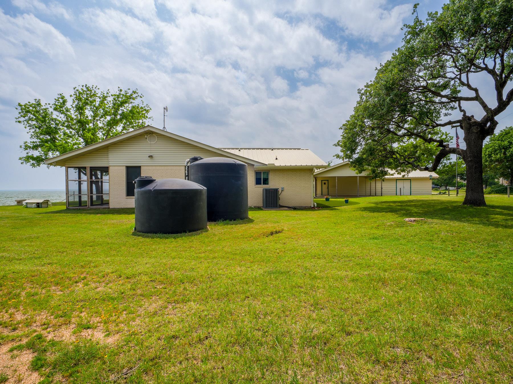 736 W Lakecrest Dr, Bluffton, TX 78607