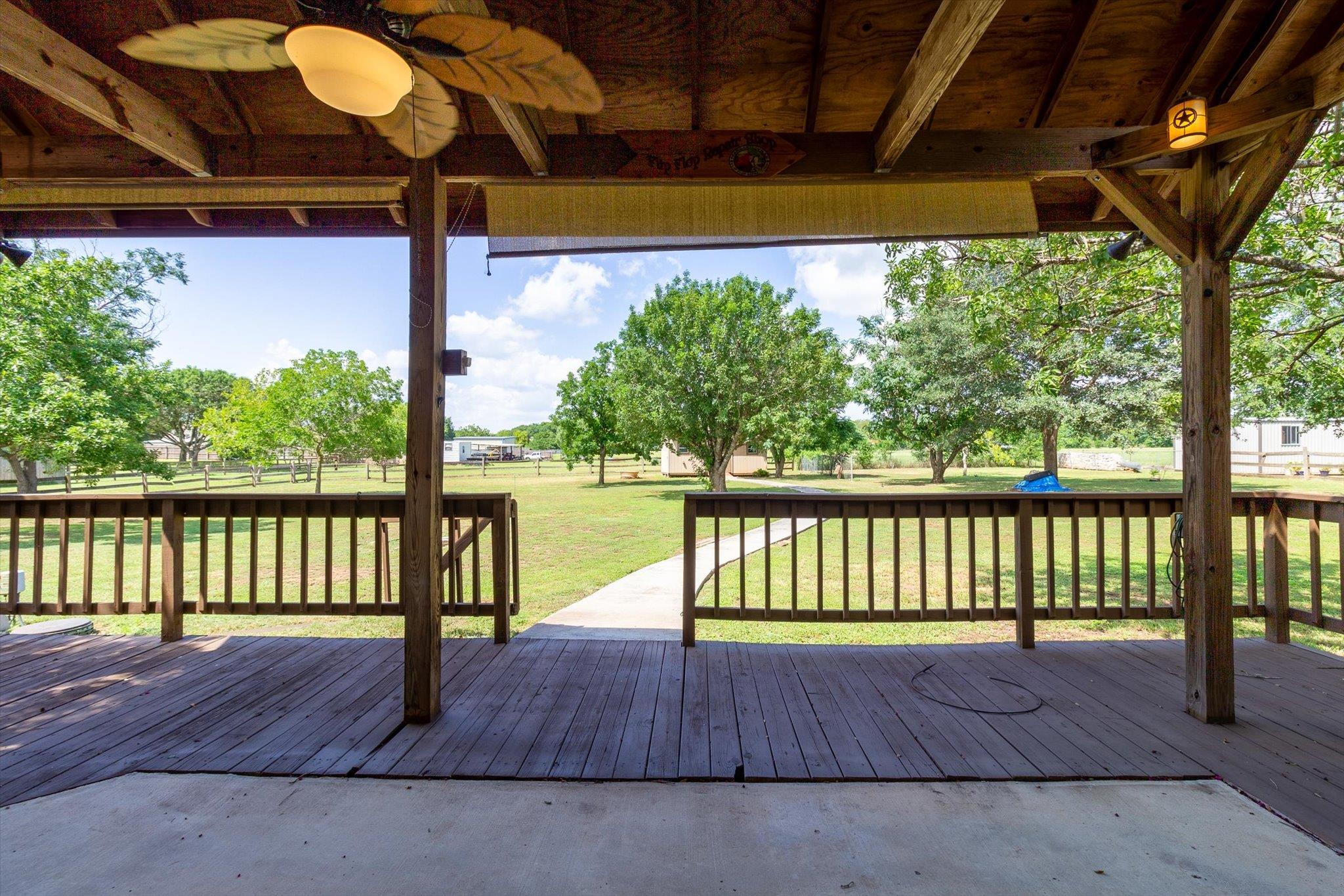 53 Tinas Trl, Martindale, TX 78655