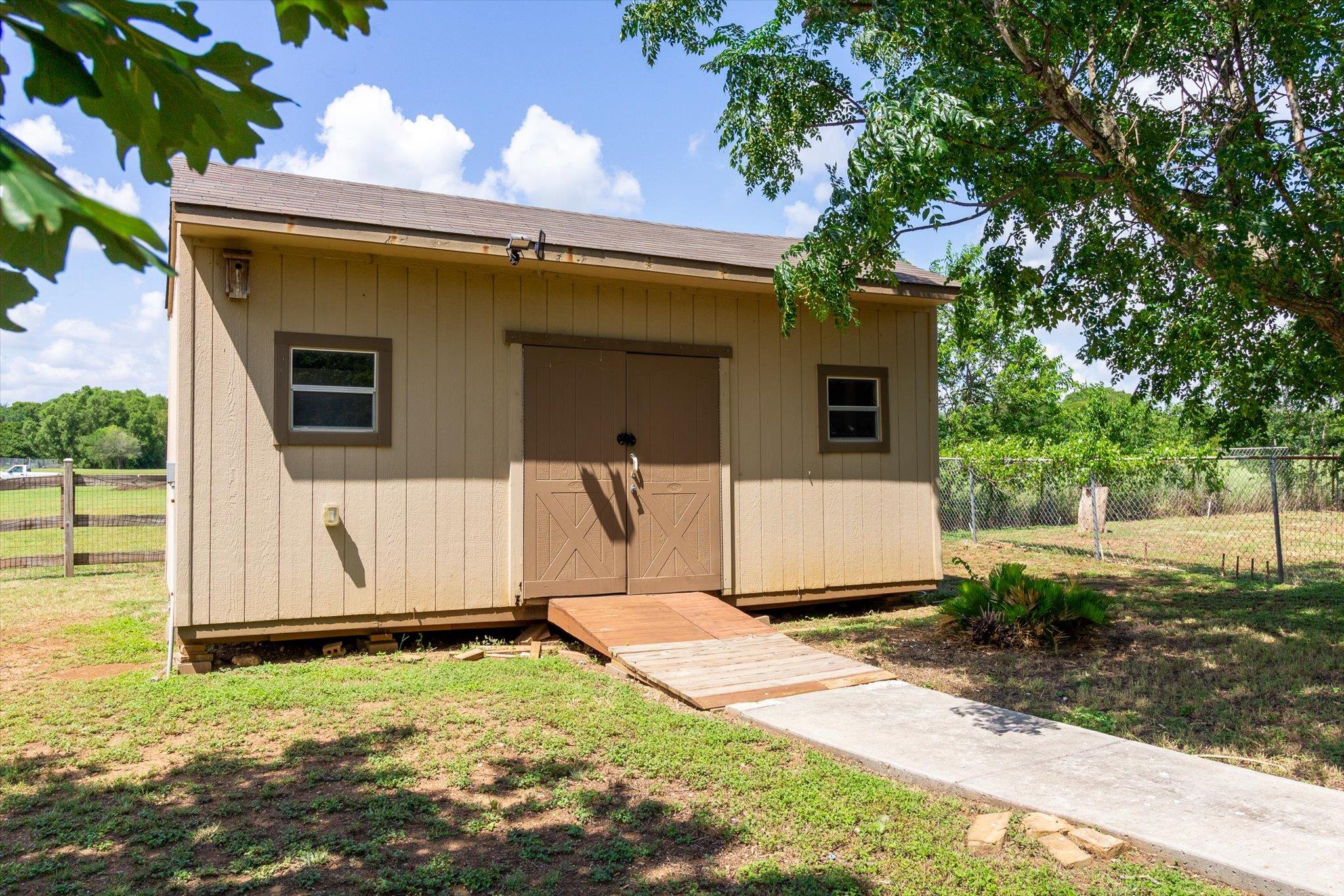 53 Tinas Trl, Martindale, TX 78655
