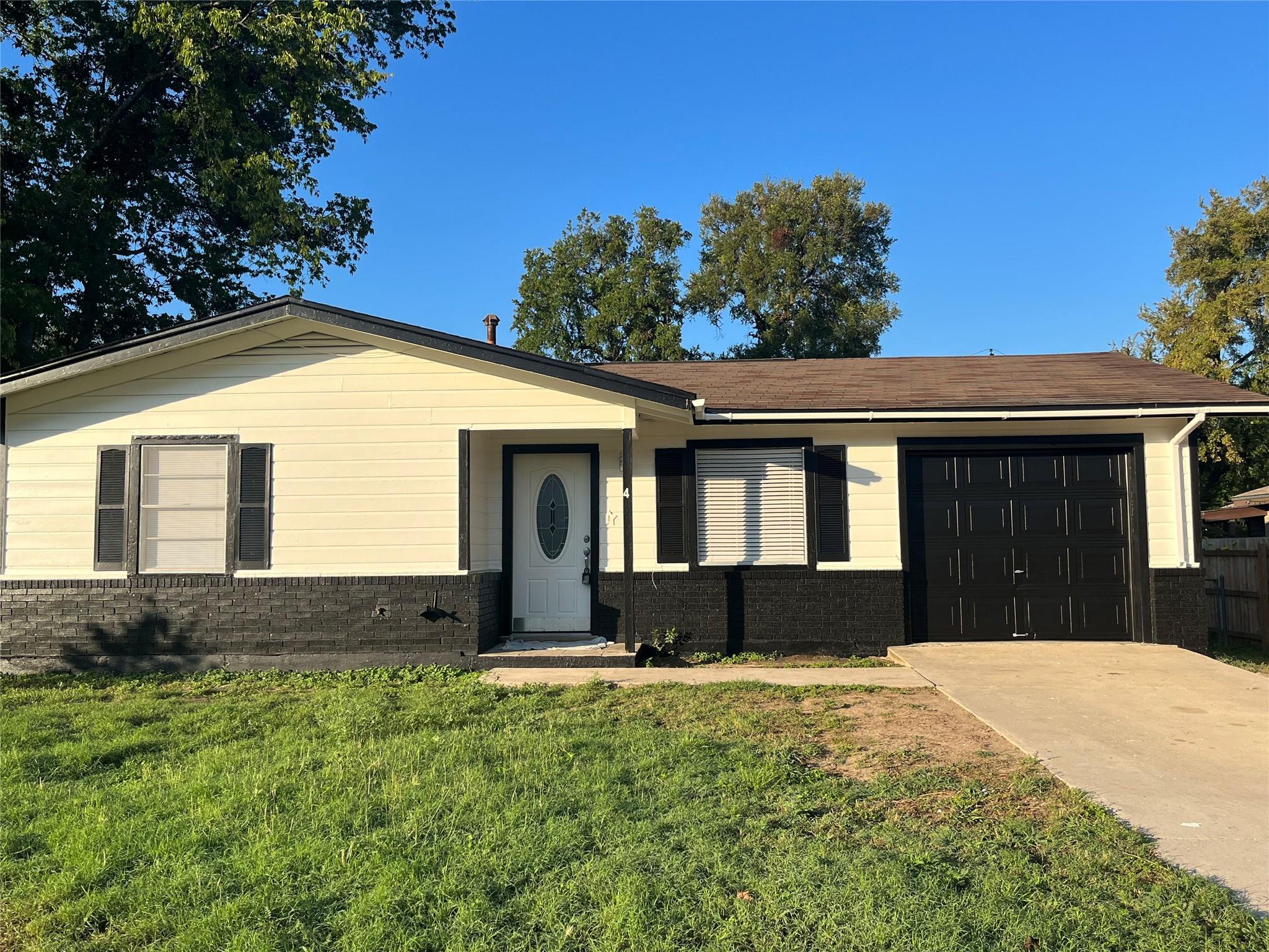 4 Hollywood Dr, Lampasas, TX 76550