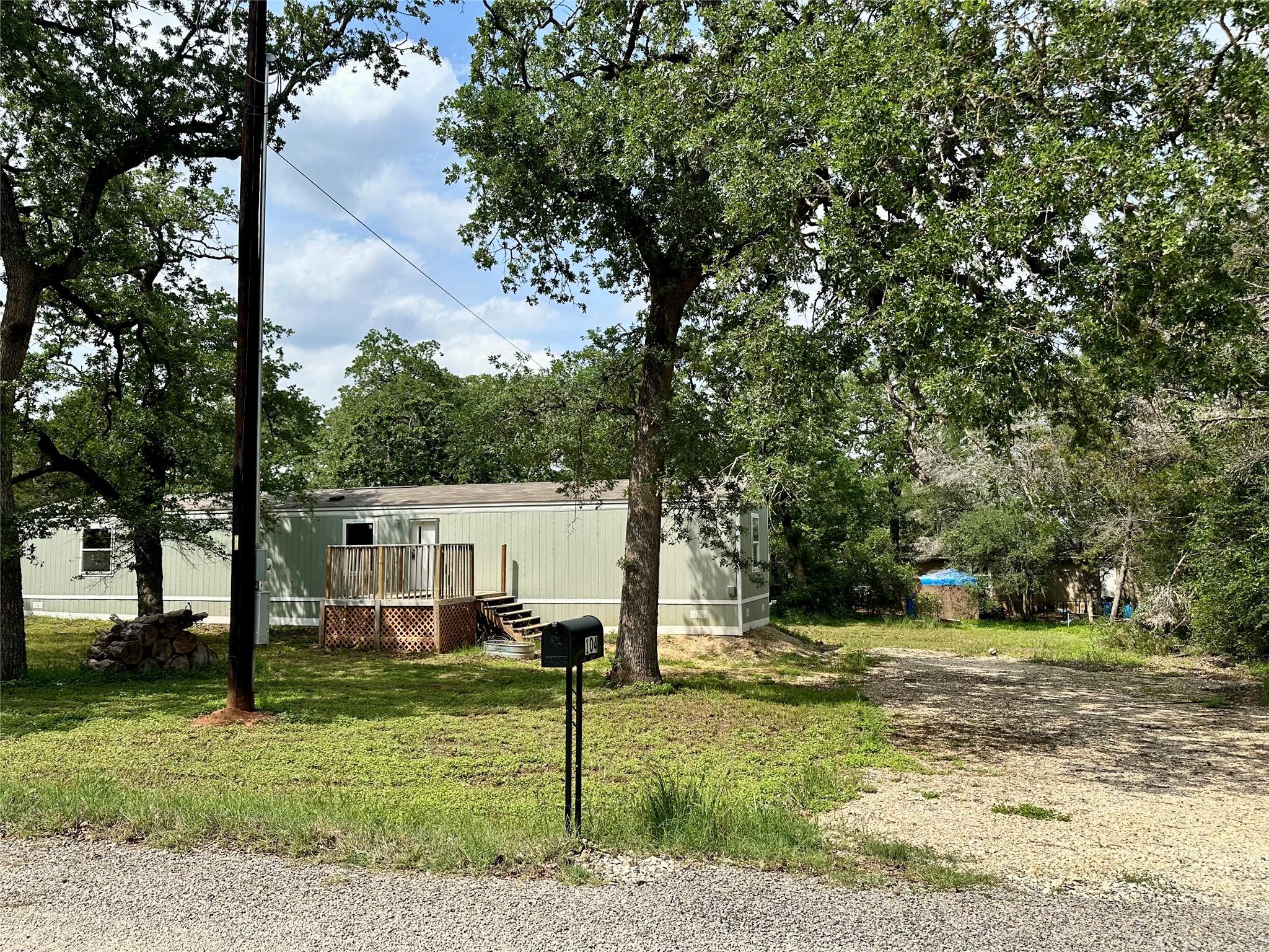 104 Shoshoni Dr, Smithville, TX 78957