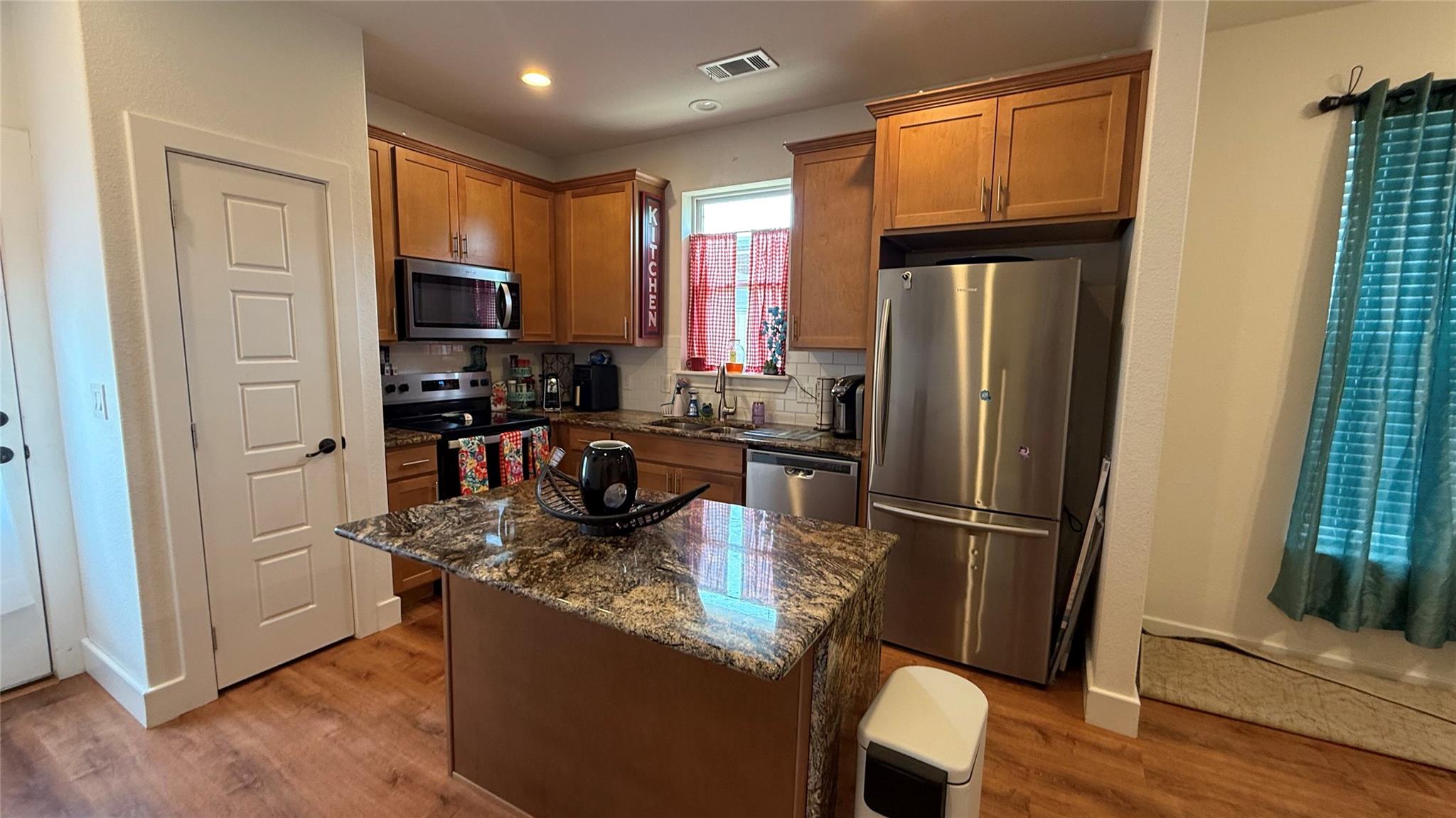 2415 Ridgeview Dr, Kingsland, TX 78639