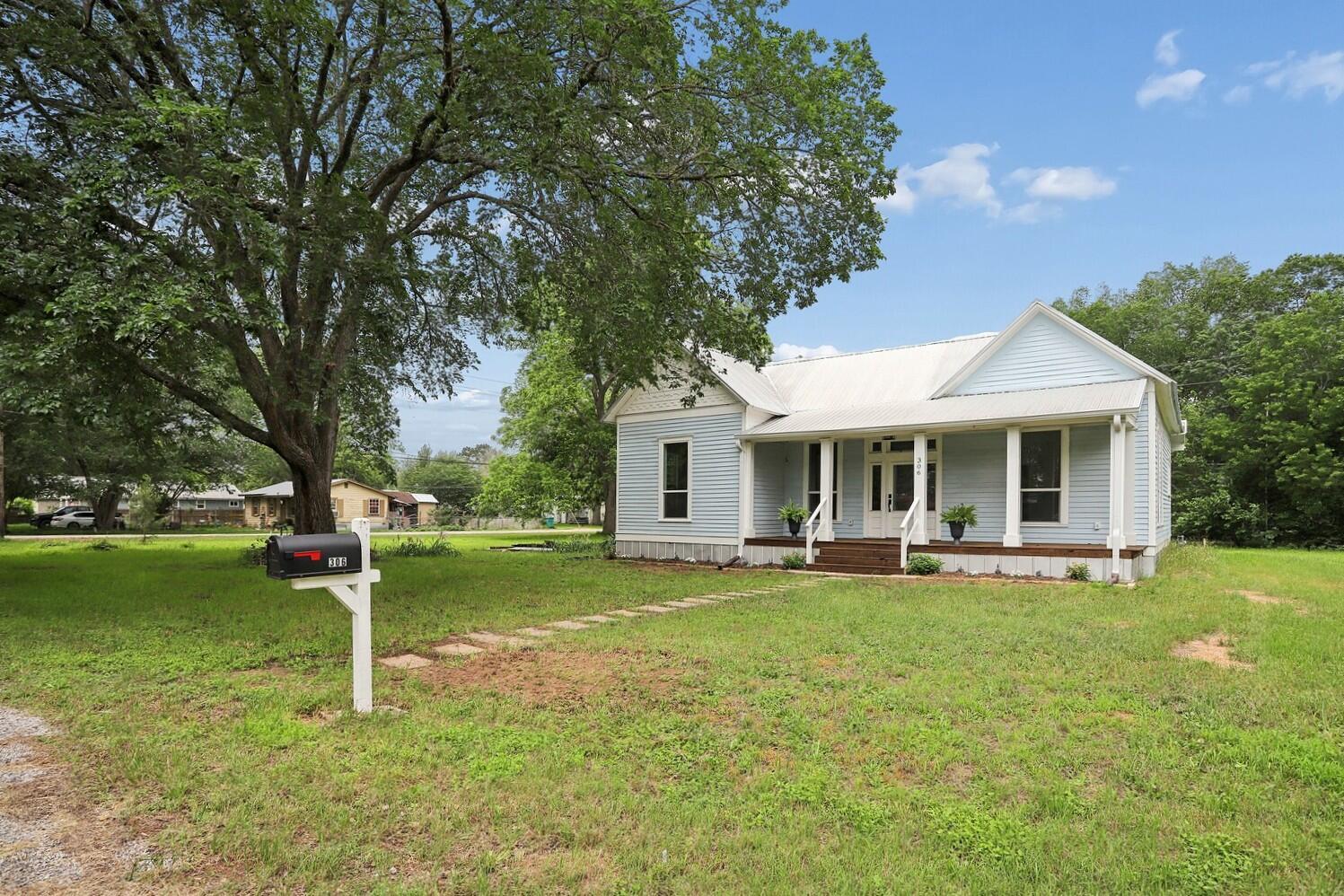 306 Rivers St, Smithville, TX 78957
