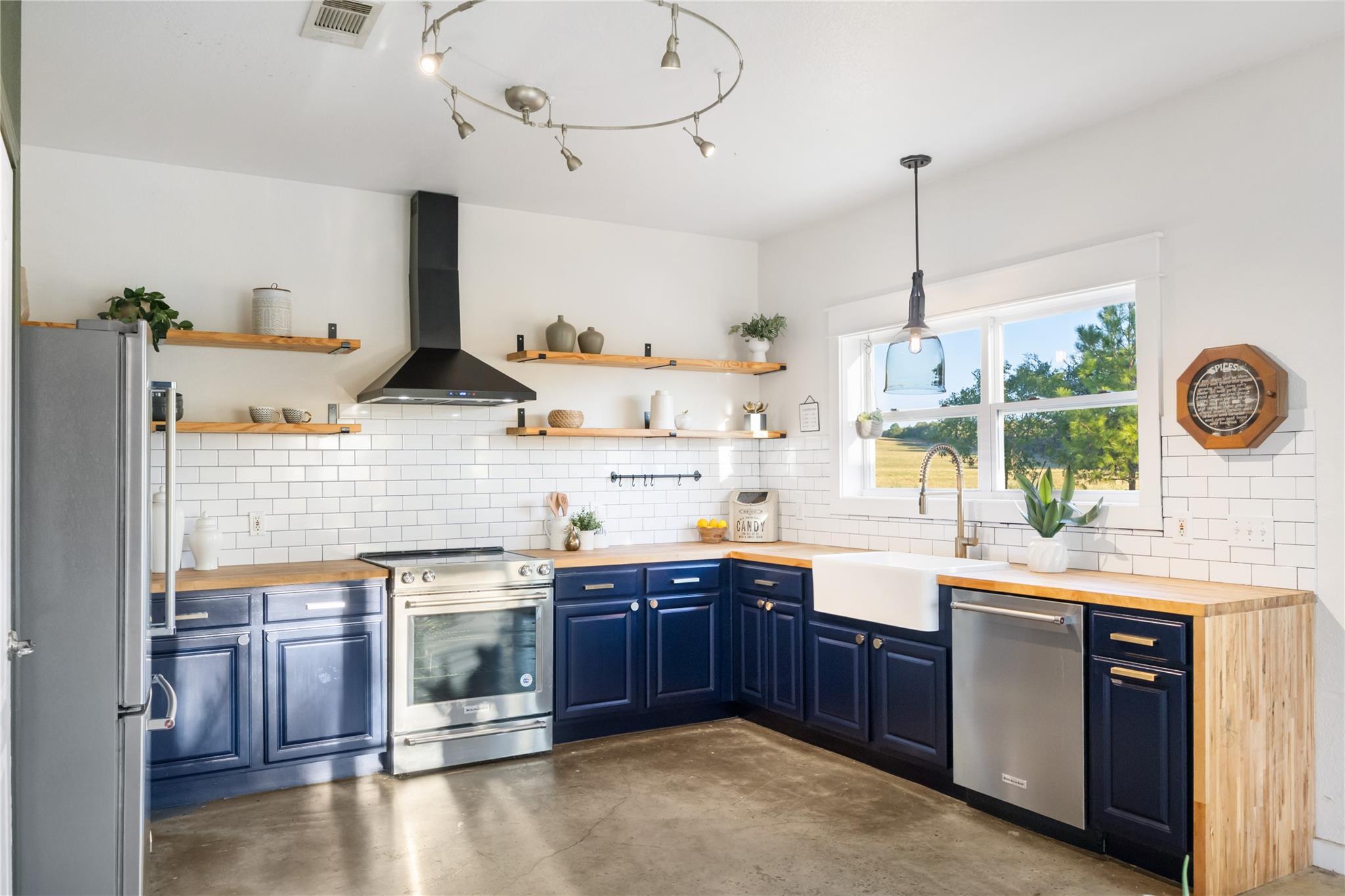 245 Country Ln, McDade, TX 78650