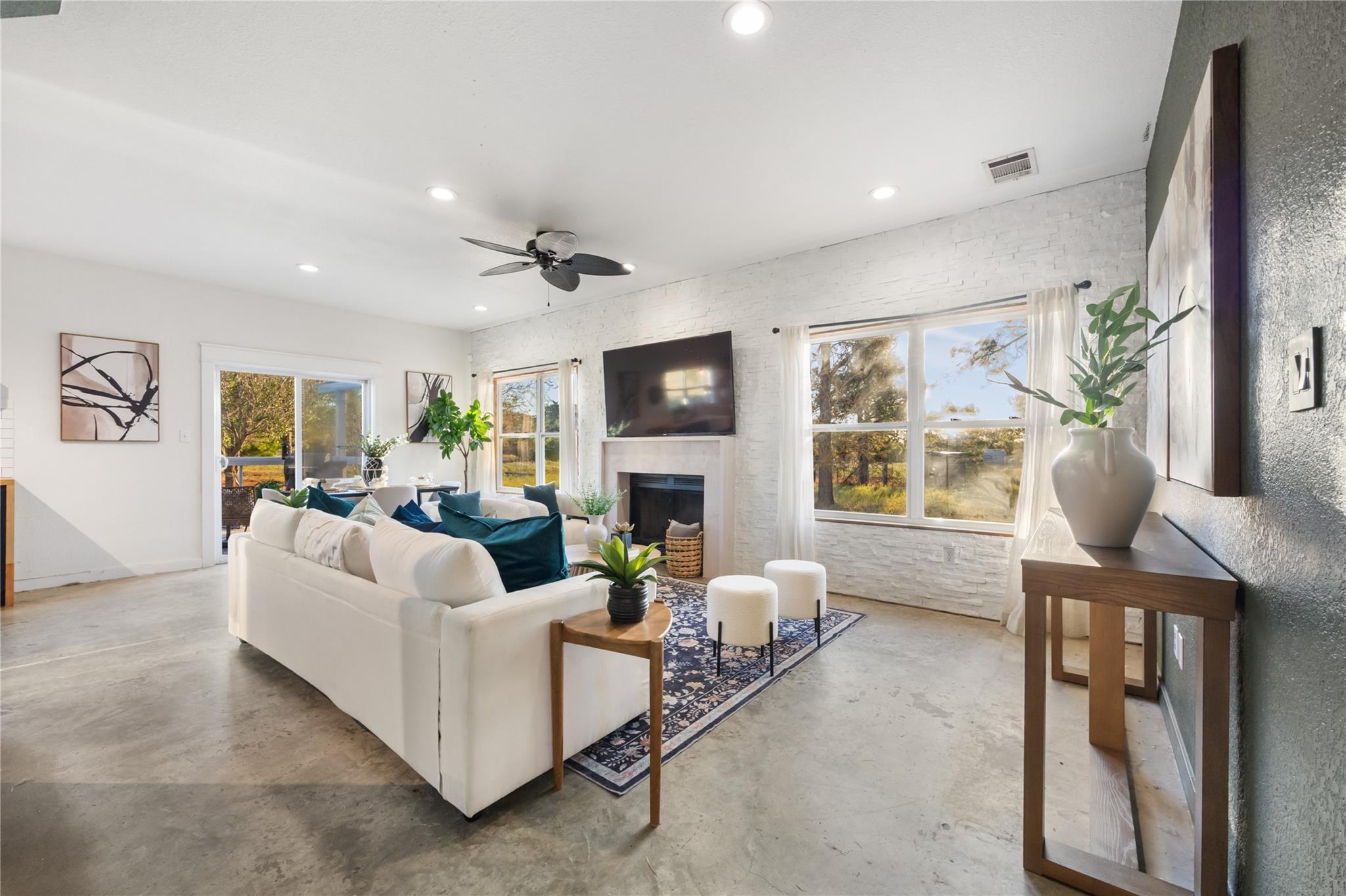 245 Country Ln, McDade, TX 78650