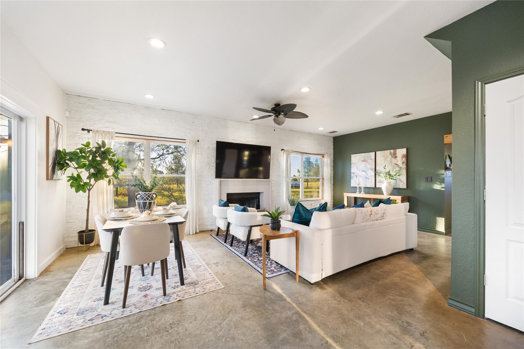 245 Country Ln, McDade, TX 78650