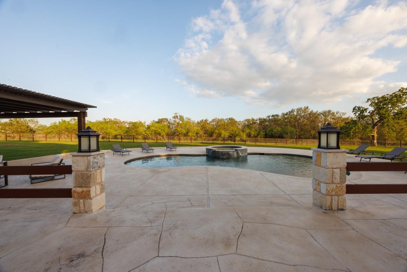 187 N Cedar Creek Dr, Cedar Creek, TX 78612