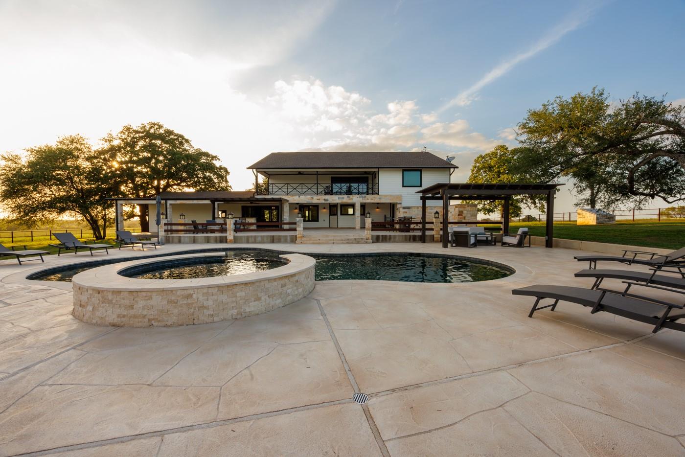 187 N Cedar Creek Dr, Cedar Creek, TX 78612