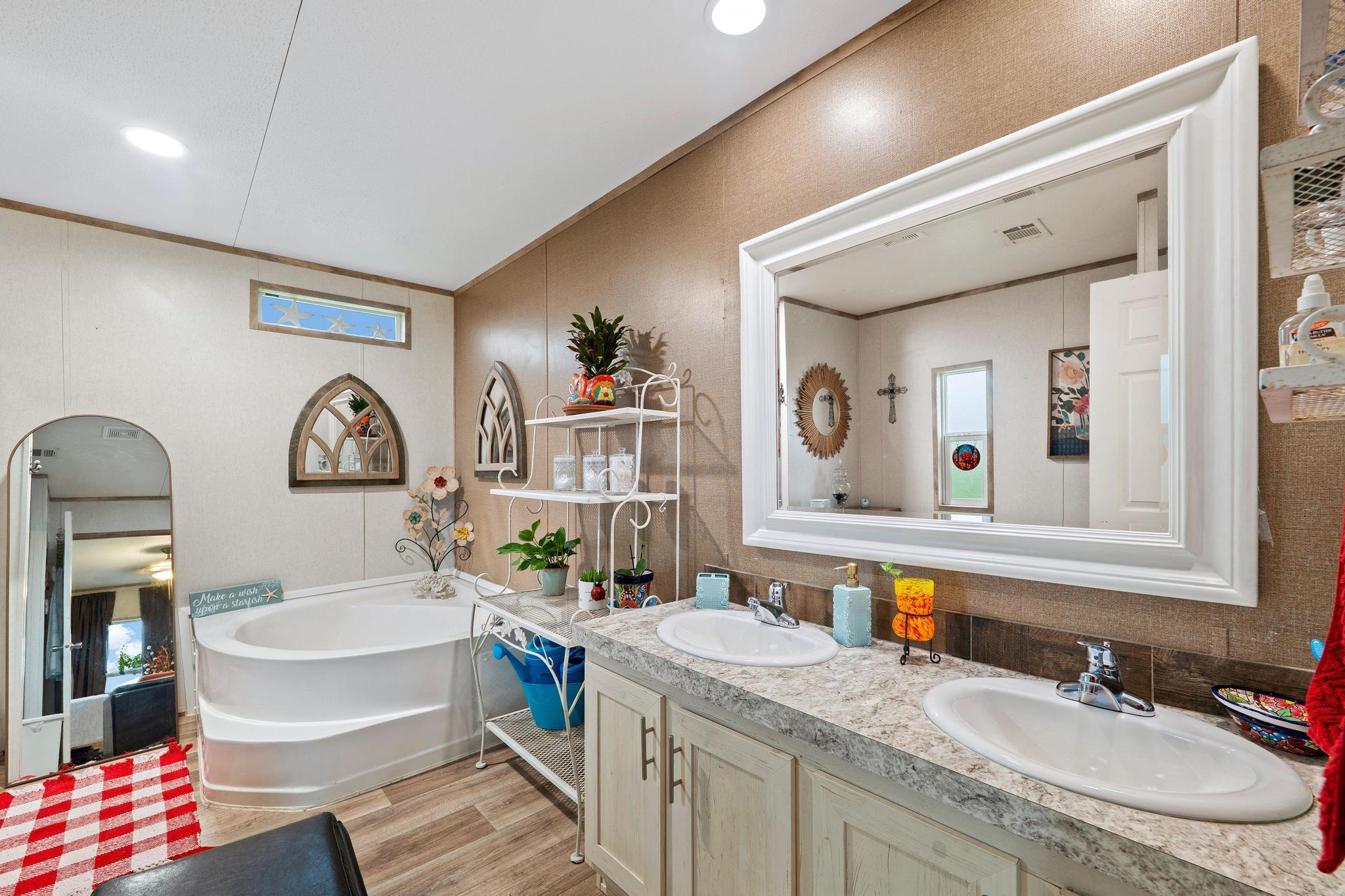102 Double C Dr, Cedar Creek, TX 78612