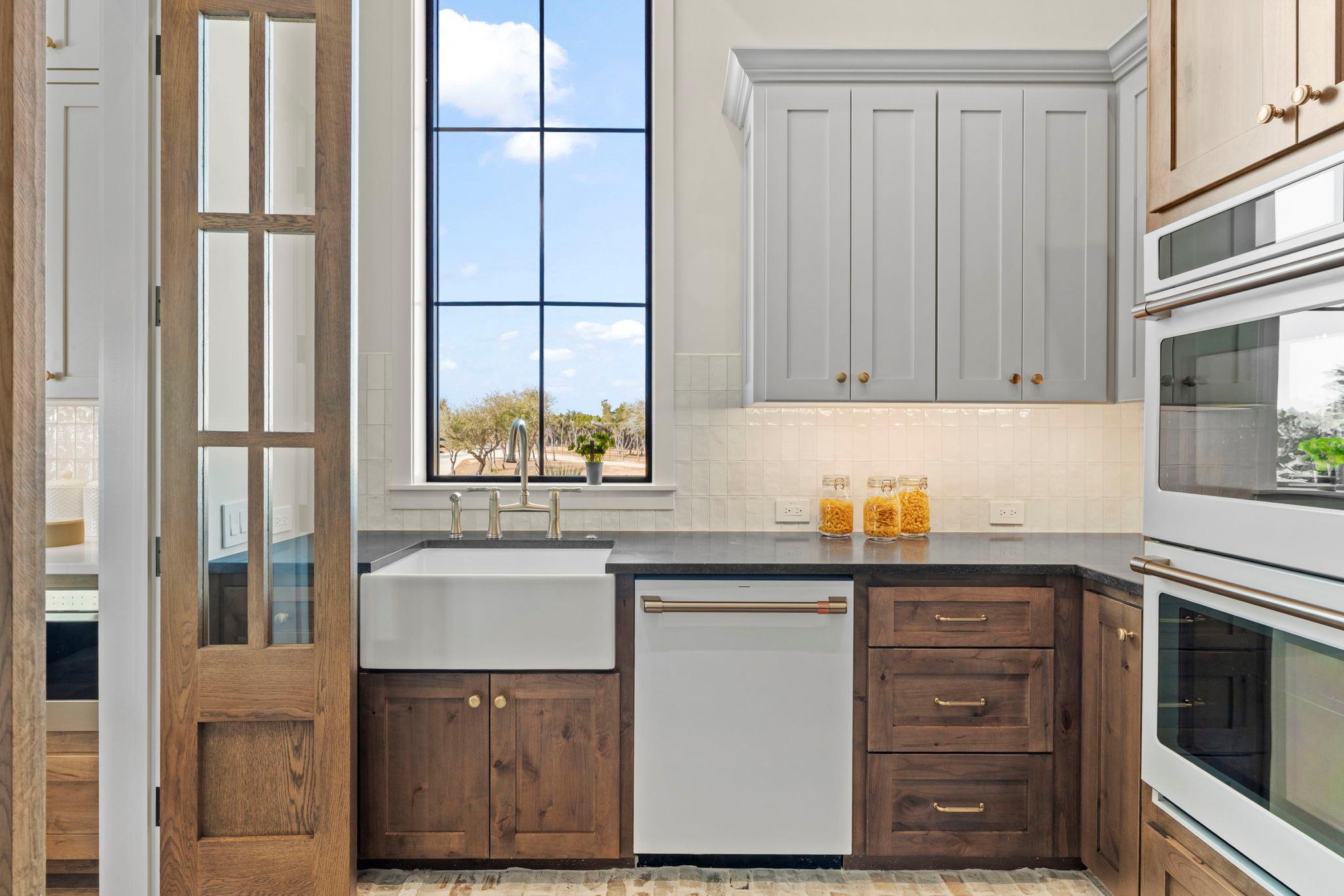 1562 Canyon Crossing View Vw, Dripping Springs, TX 78620