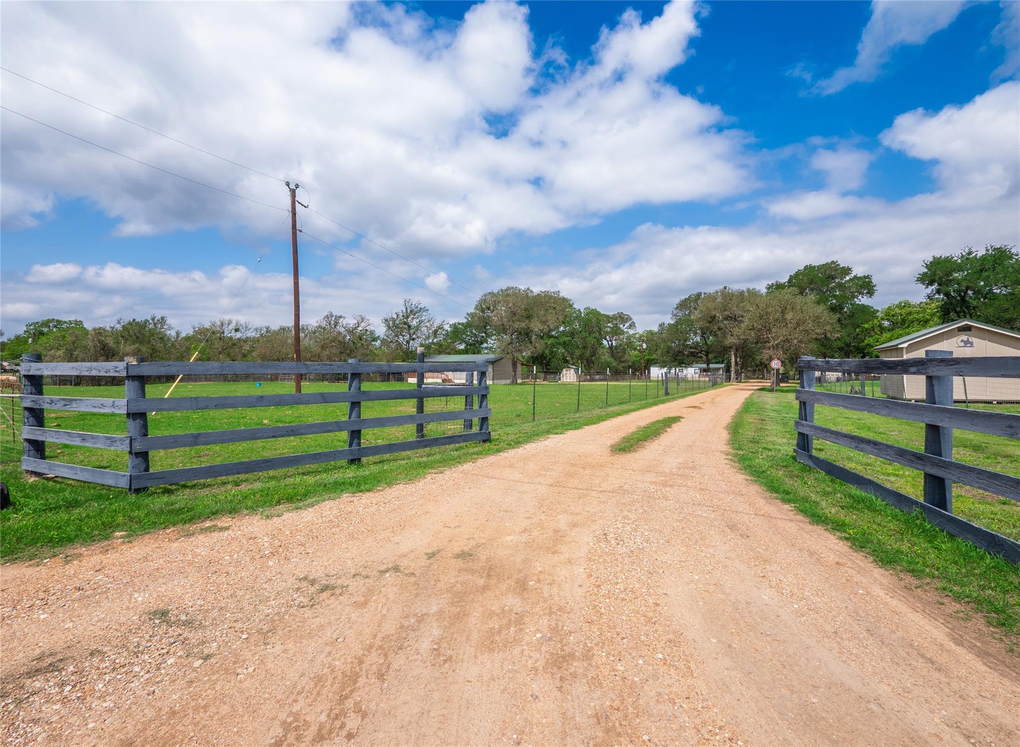 279 Highline Dr, Bastrop, TX 78602