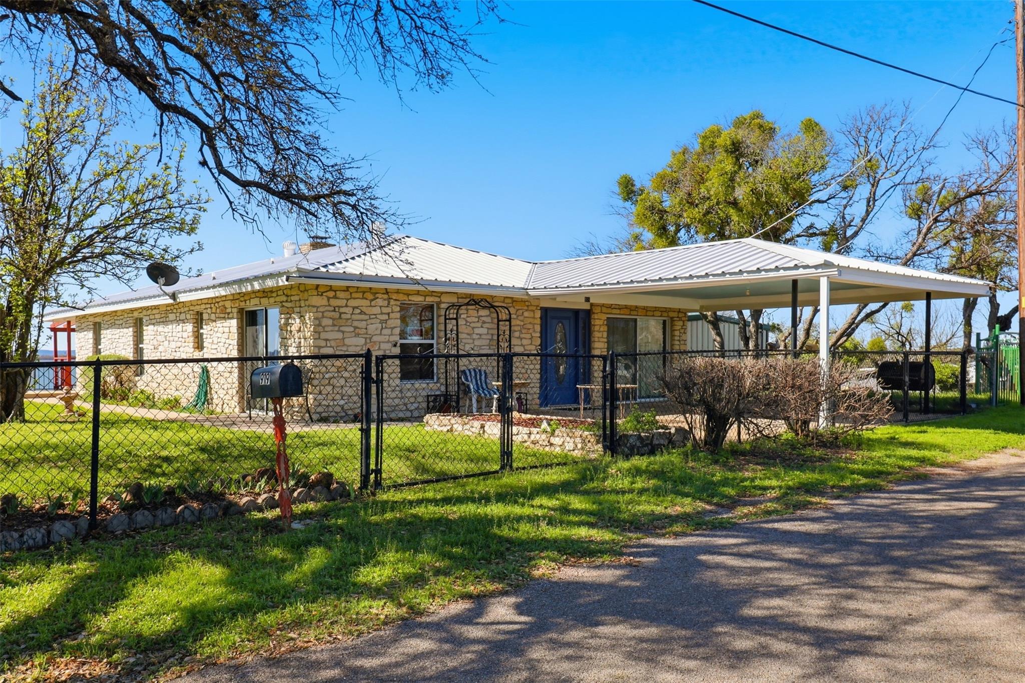 919 Lakeshore Loop, Tow, TX 78672