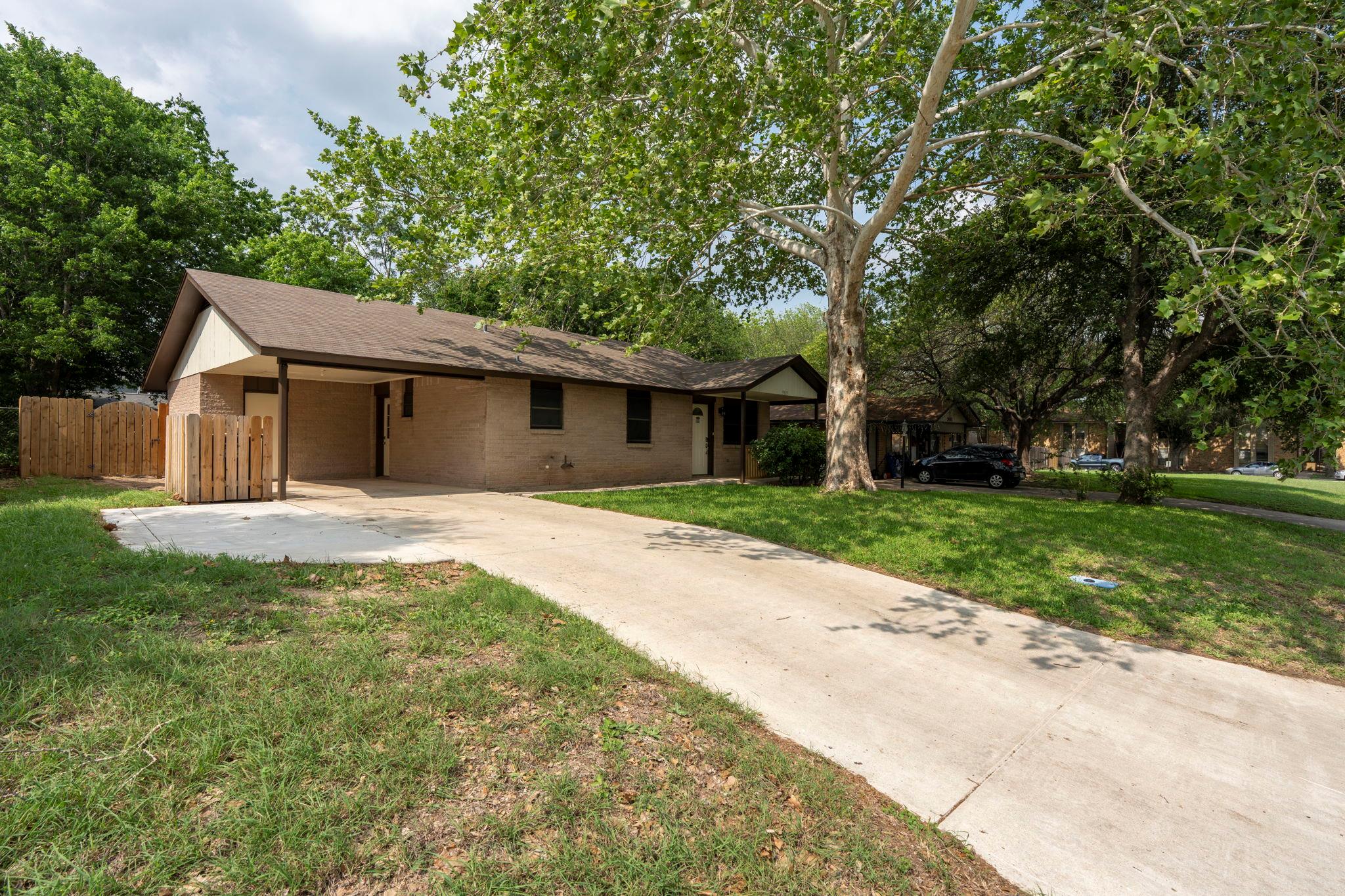 903 Mimosa Dr, Lockhart, TX 78644