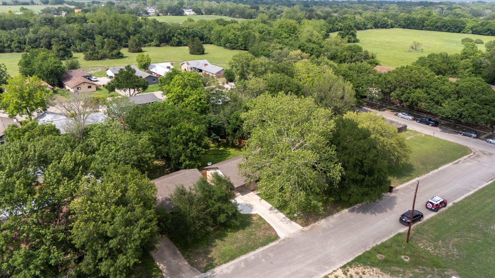 903 Mimosa Dr, Lockhart, TX 78644