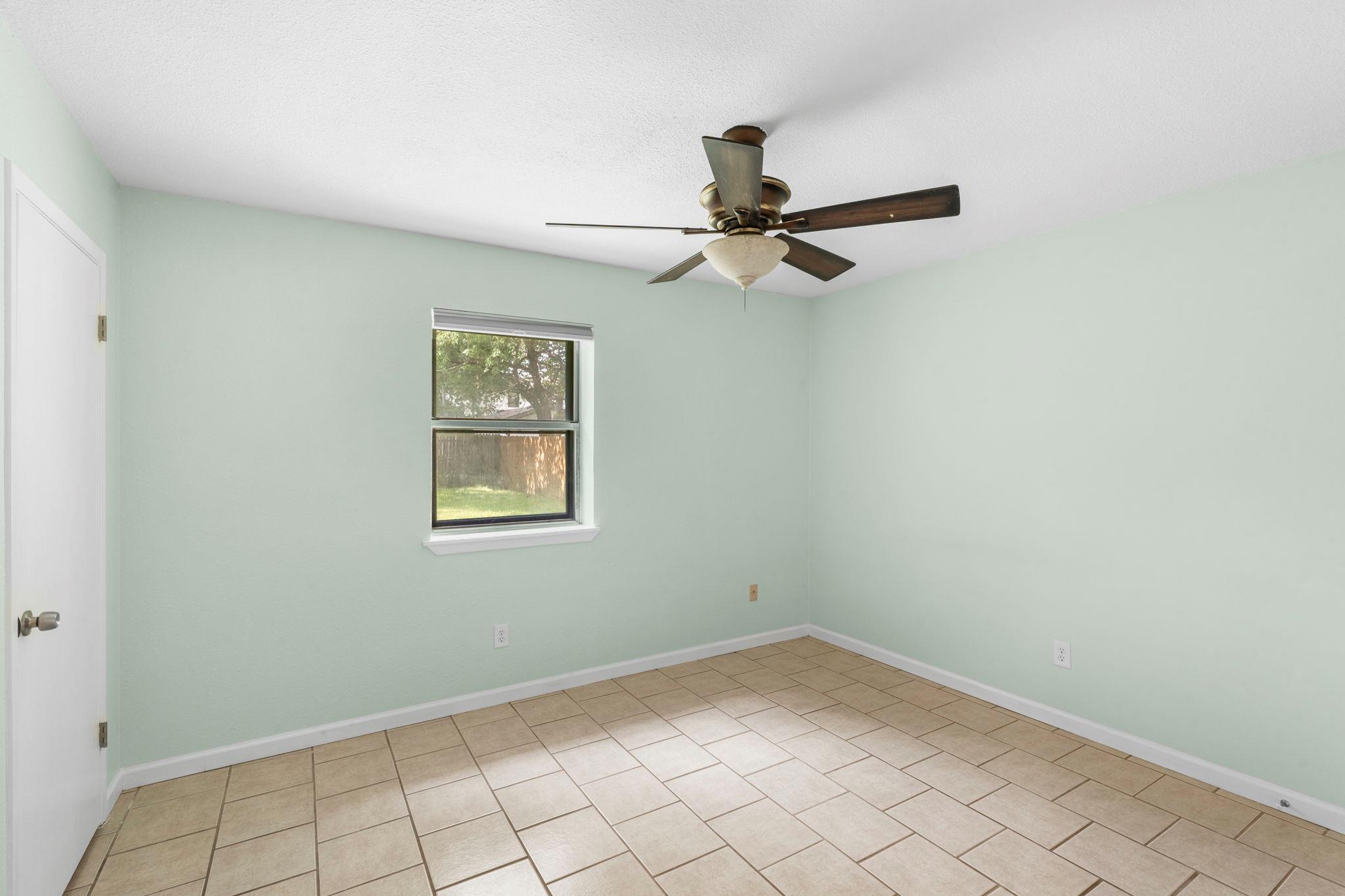 903 Mimosa Dr, Lockhart, TX 78644