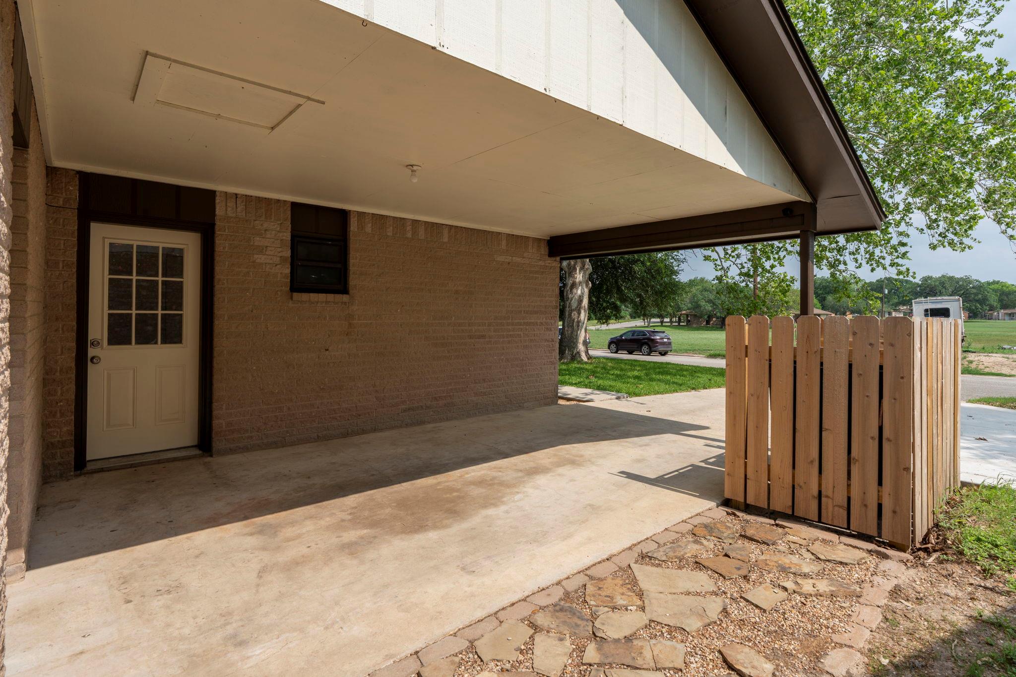 903 Mimosa Dr, Lockhart, TX 78644