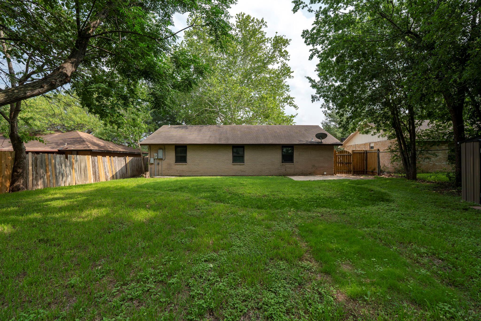 903 Mimosa Dr, Lockhart, TX 78644