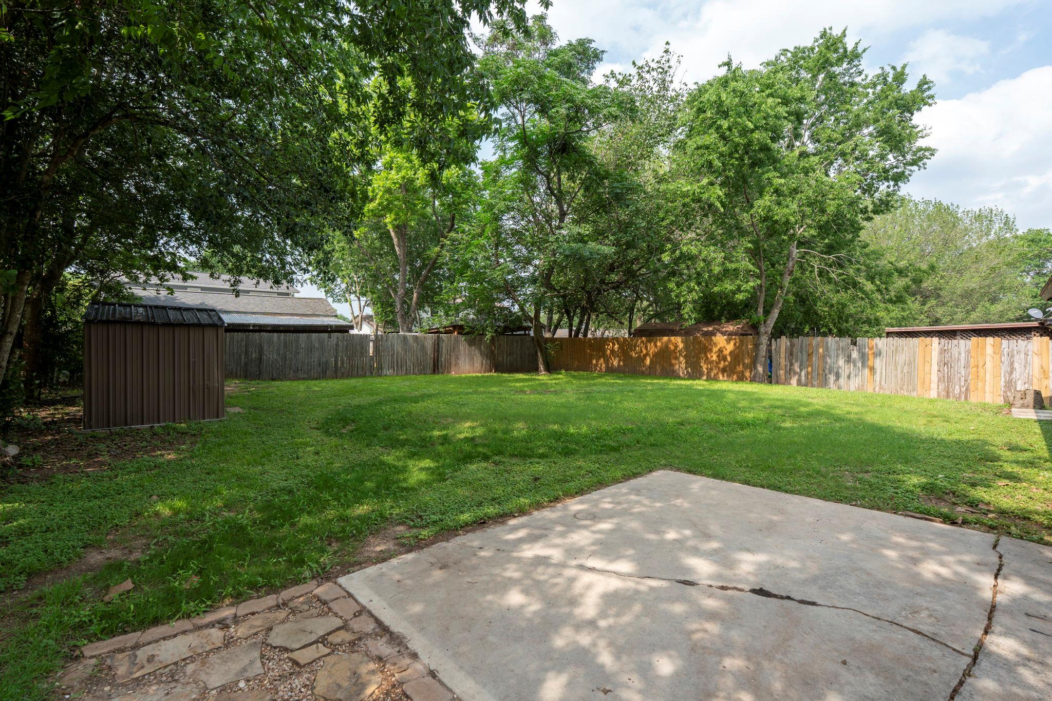 903 Mimosa Dr, Lockhart, TX 78644