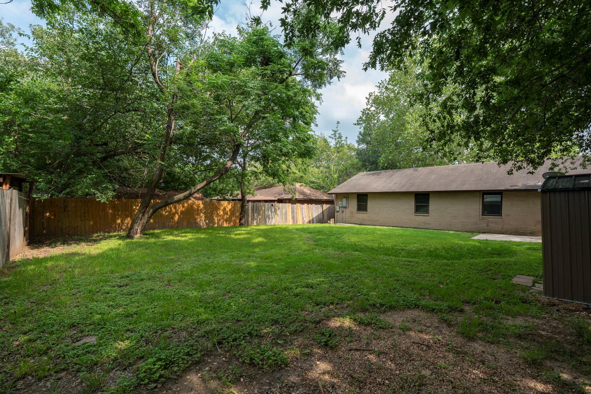 903 Mimosa Dr, Lockhart, TX 78644