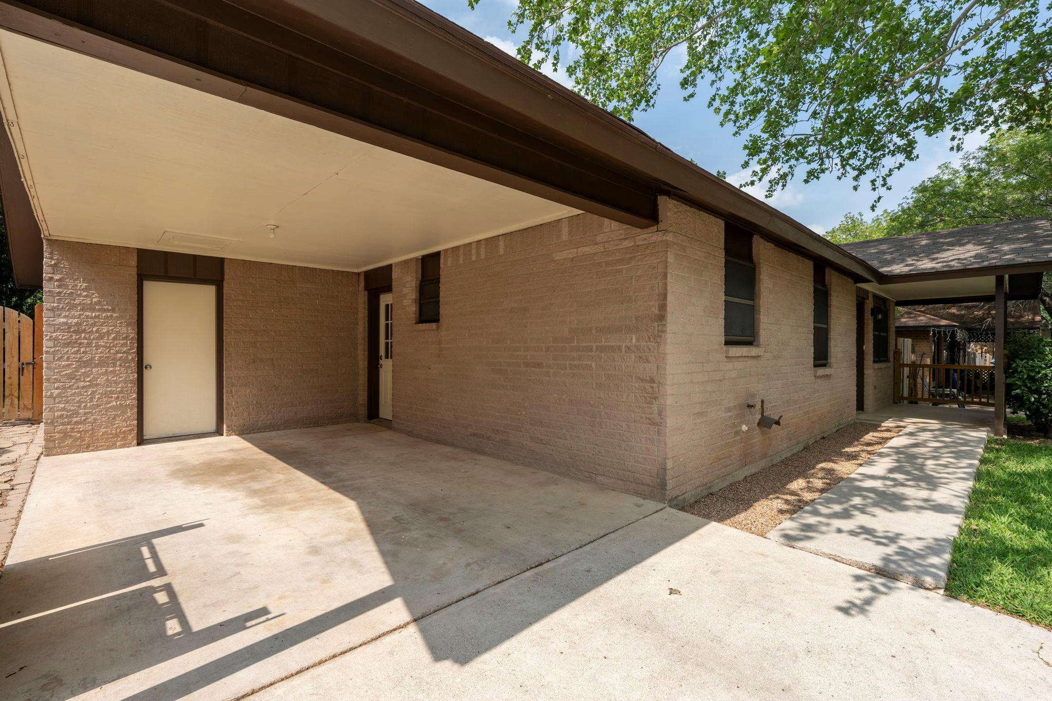 903 Mimosa Dr, Lockhart, TX 78644