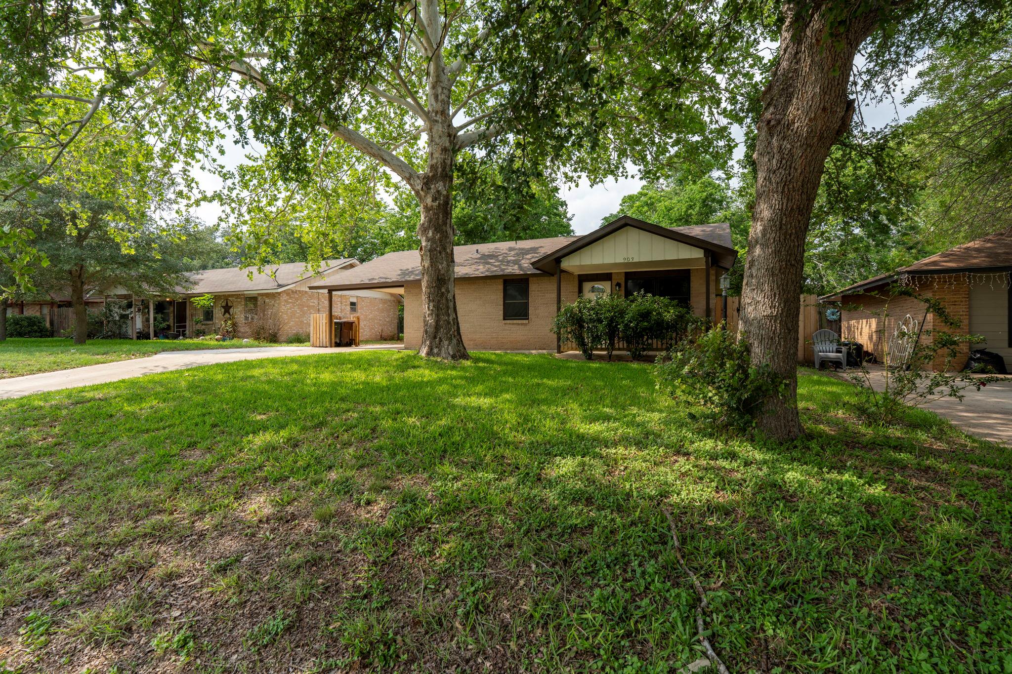 903 Mimosa Dr, Lockhart, TX 78644