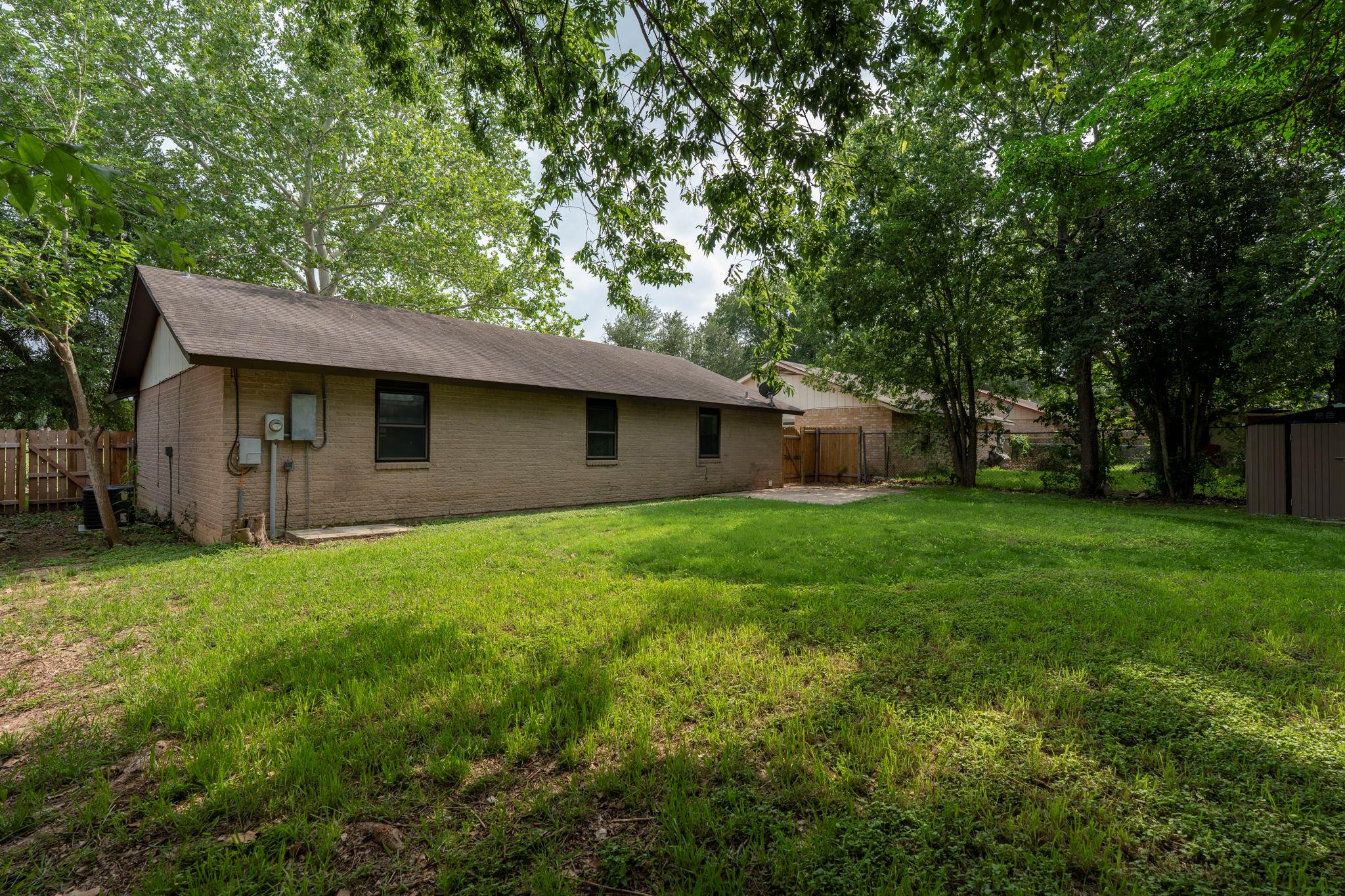 903 Mimosa Dr, Lockhart, TX 78644