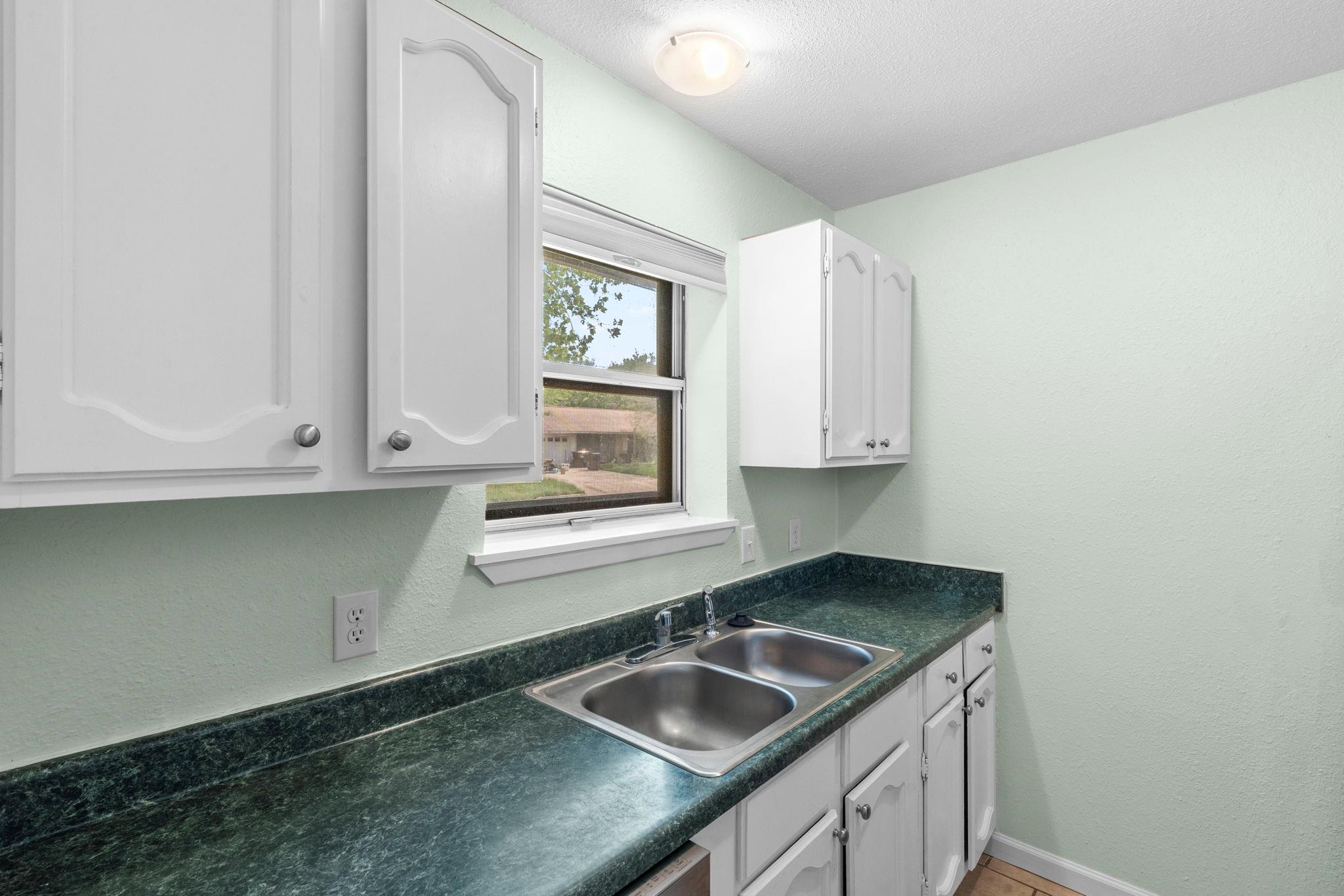 903 Mimosa Dr, Lockhart, TX 78644