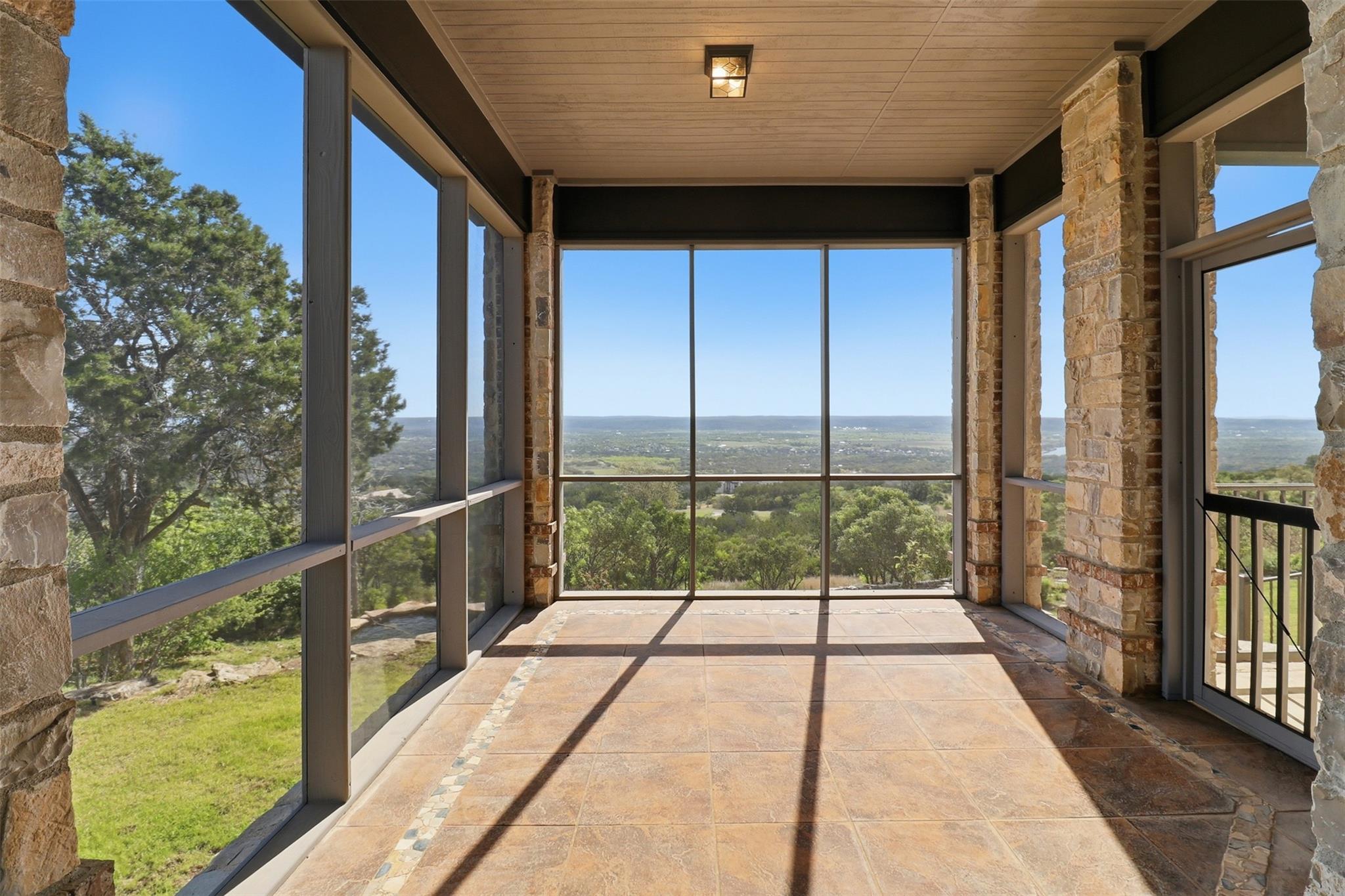 1071 Escalar Dr, Buchanan Dam, TX 78609