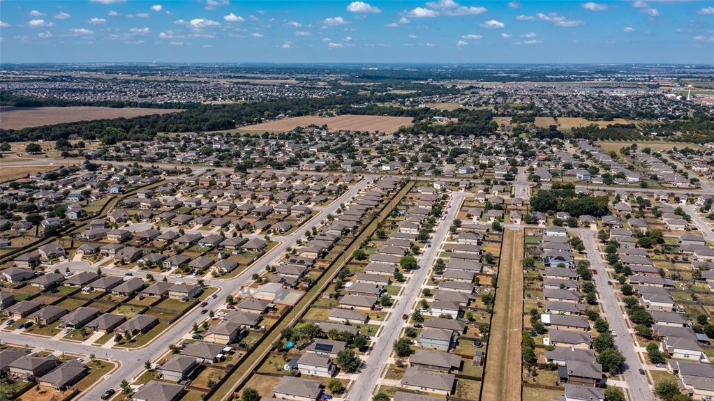 710 Mitchell Dr, Hutto, TX 78634