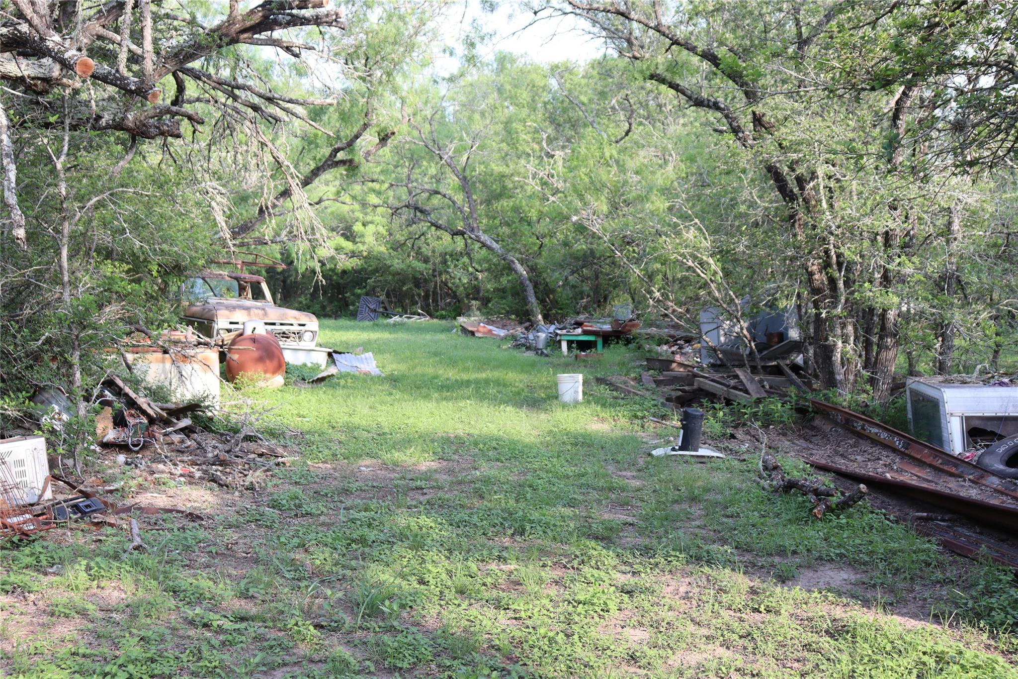 320 Hillcrest Ln, Dale, TX 78616