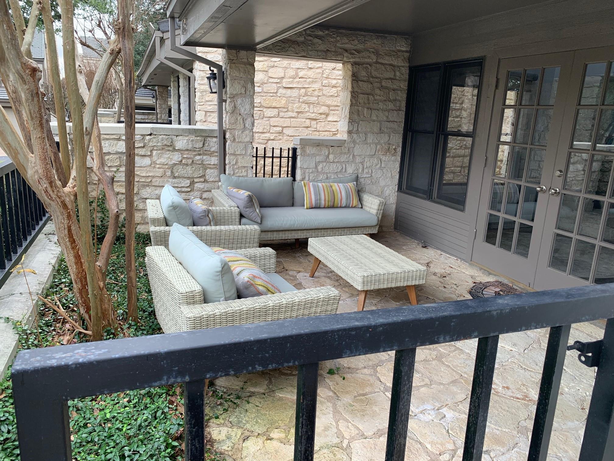 105 Birdie Dr, The Hills, TX 78738